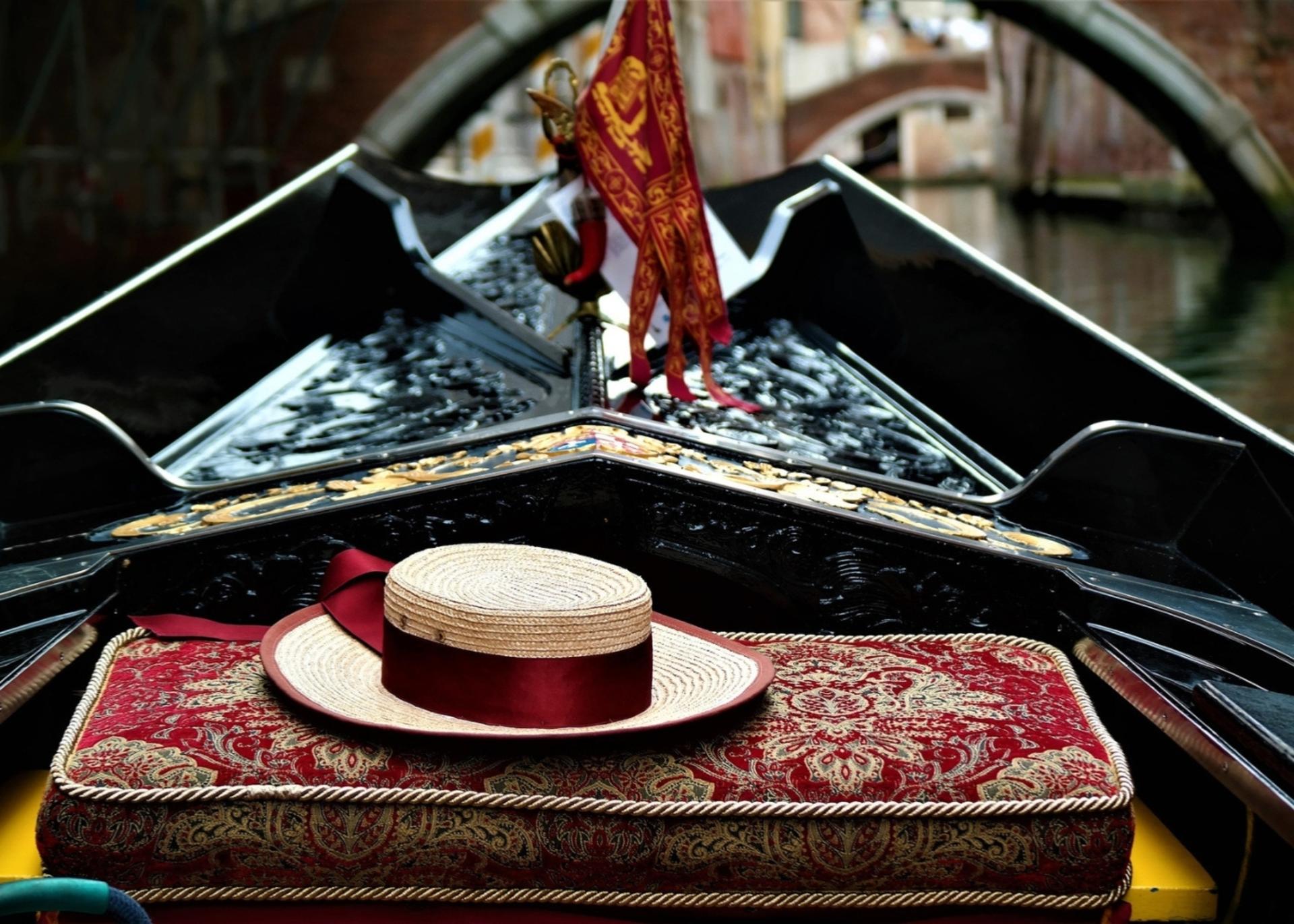 Romantic Evening Gondola Ride on the Grand Canal - Thumbnail 4