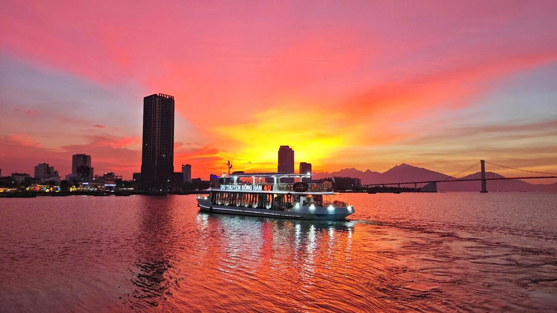 Afternoon Tea Experience on Han River Da Nang with 4U Cruise  - Thumbnail 5