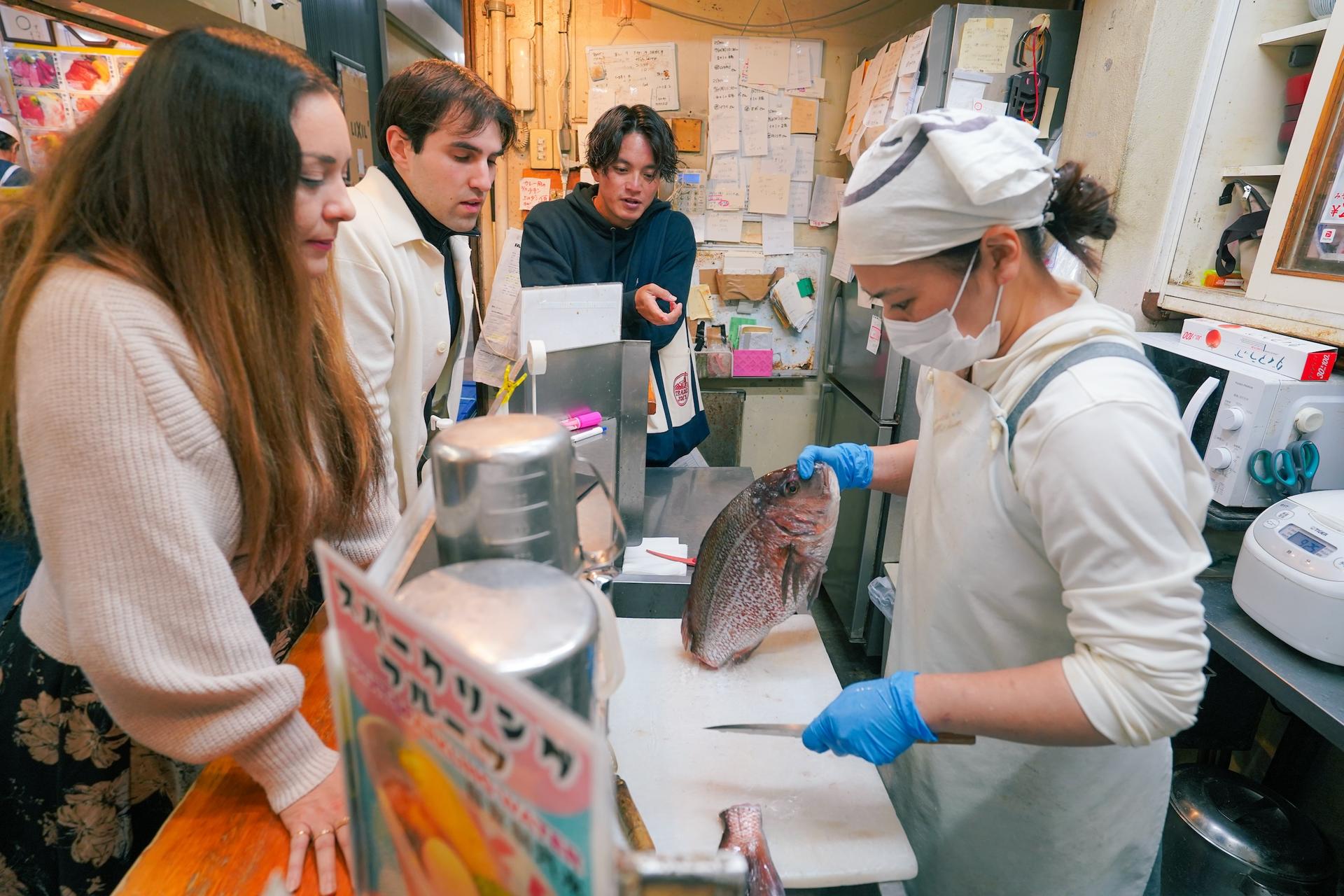Tsukiji Fish Market Tour : Behind the Scenes & 10 Seafood Tastings  - Thumbnail 9