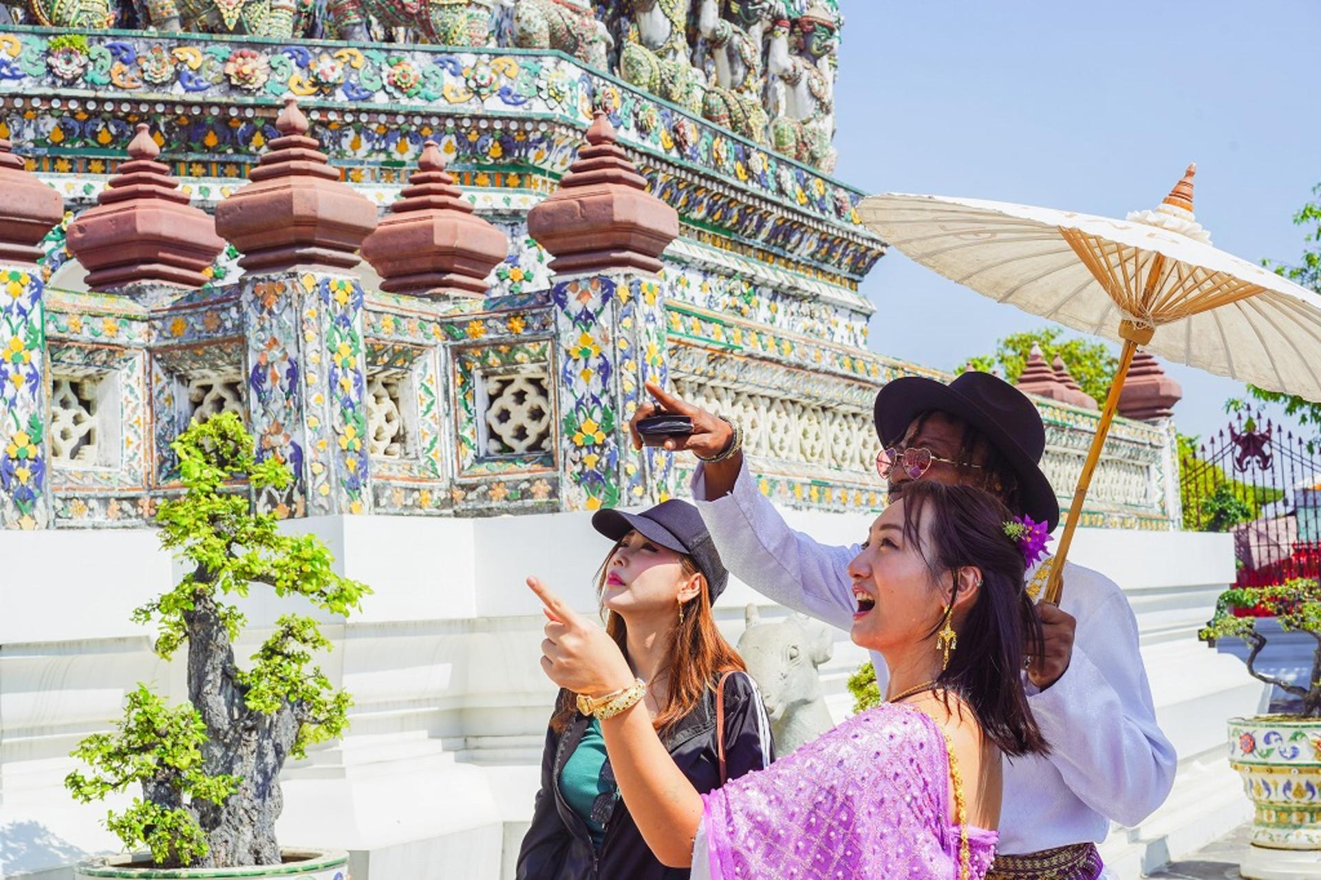 Wat Pho, Wat Arun & Flower Market Guided Walking Tour in Bangkok - Thumbnail 3