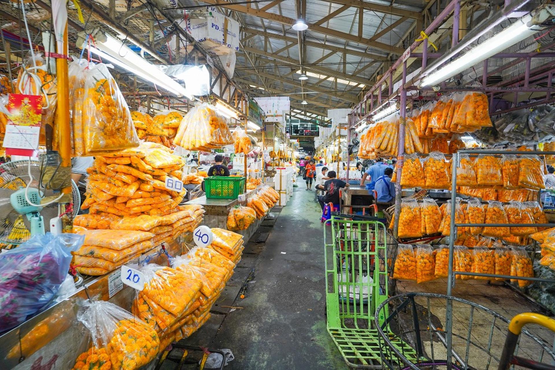 Wat Pho, Wat Arun & Flower Market Guided Walking Tour in Bangkok - Thumbnail 11