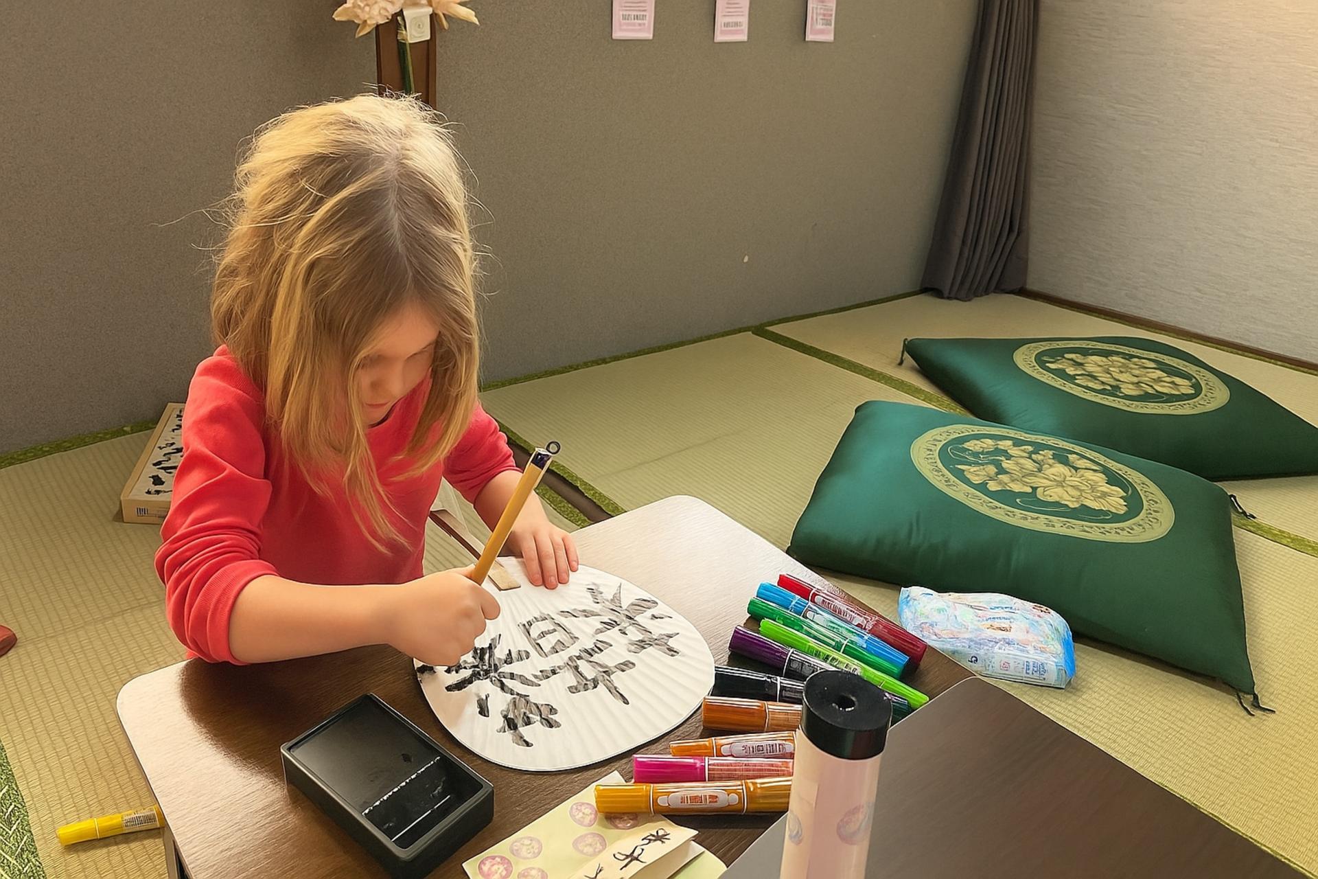  Kyoto : Calligraphy on a Washi hand Fan & Origami Fun - Thumbnail 4