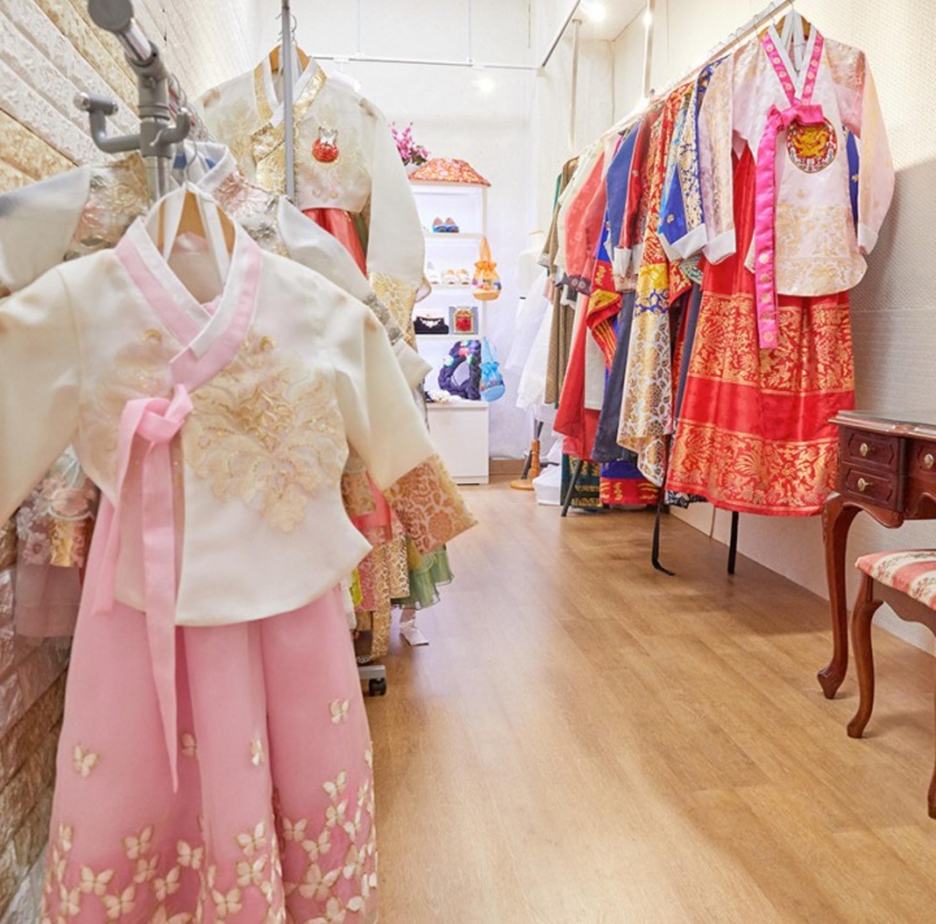 Traditional Hanbok Experience in Myeong-dong with In-House Studio - Thumbnail 3