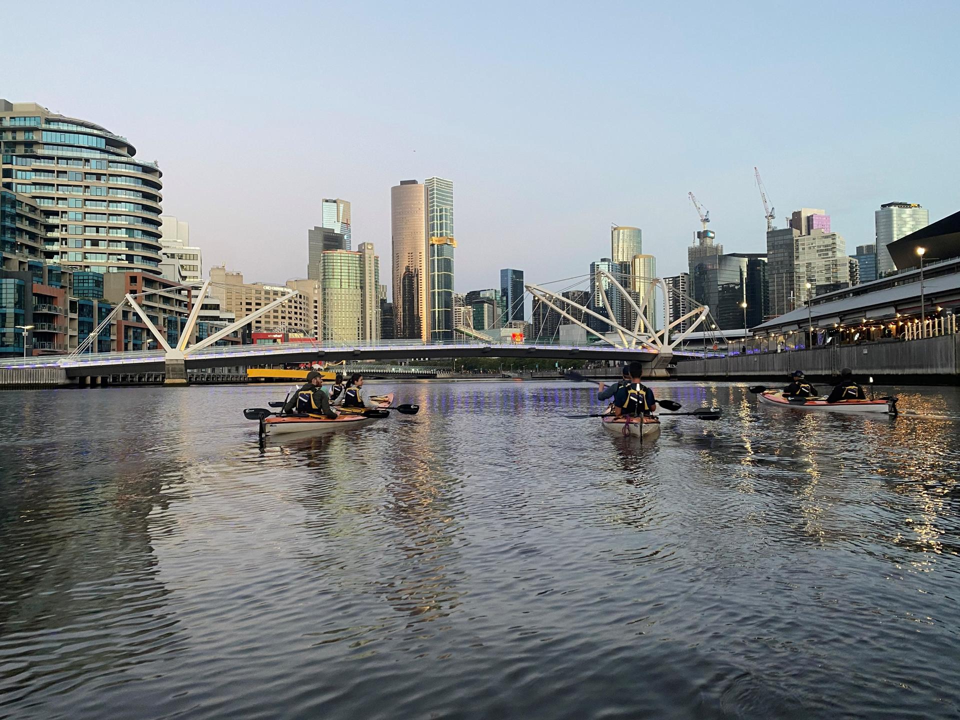 Moonlight City Sightseeing Kayak Experience in Melbourne - Thumbnail 3