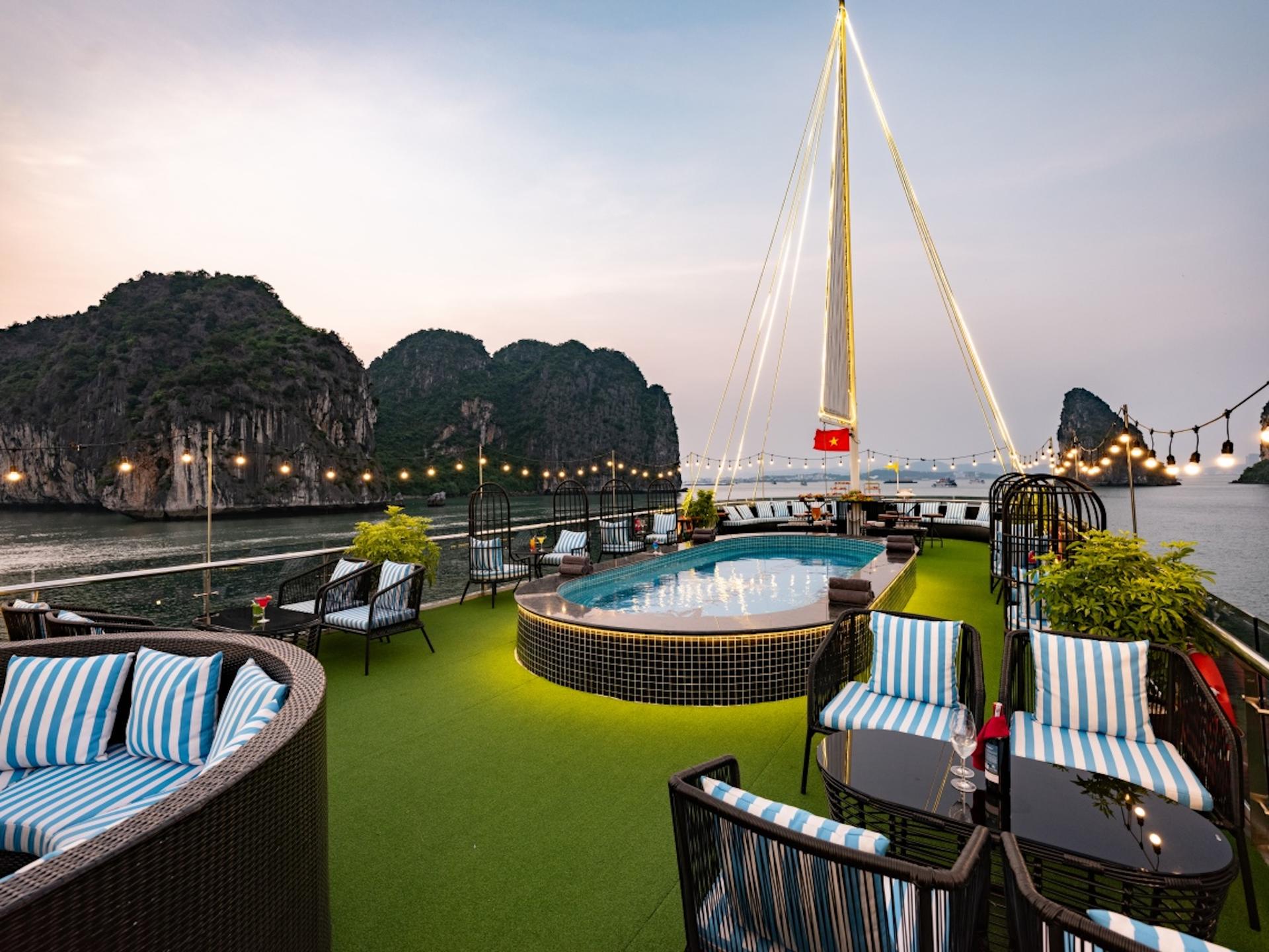 Sunlight Grand Day Cruise: Ha Long Bay, Sung Sot, Titop Island - Thumbnail 9