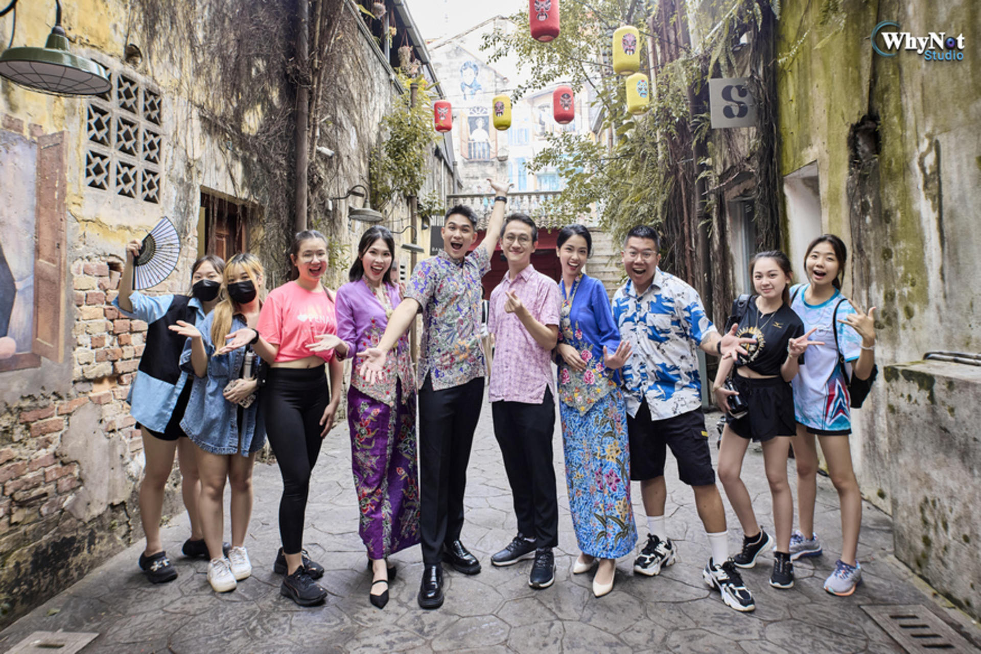 Kebaya and Batik Shirt Costume Rental Experience in Kuala Lumpur  - Thumbnail 5