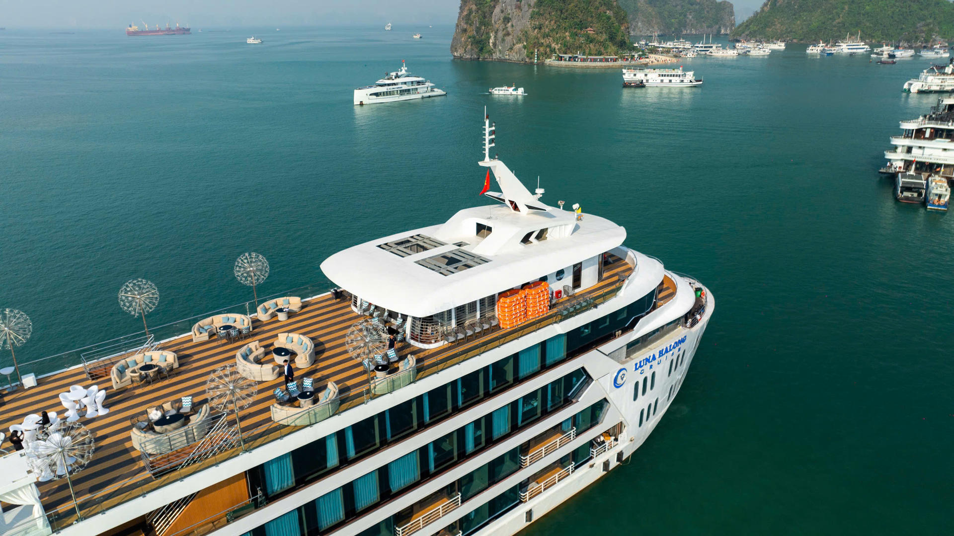Luna Halong Day Cruise: Ha Long Bay, Sung Sot, Ti Top - Thumbnail 2
