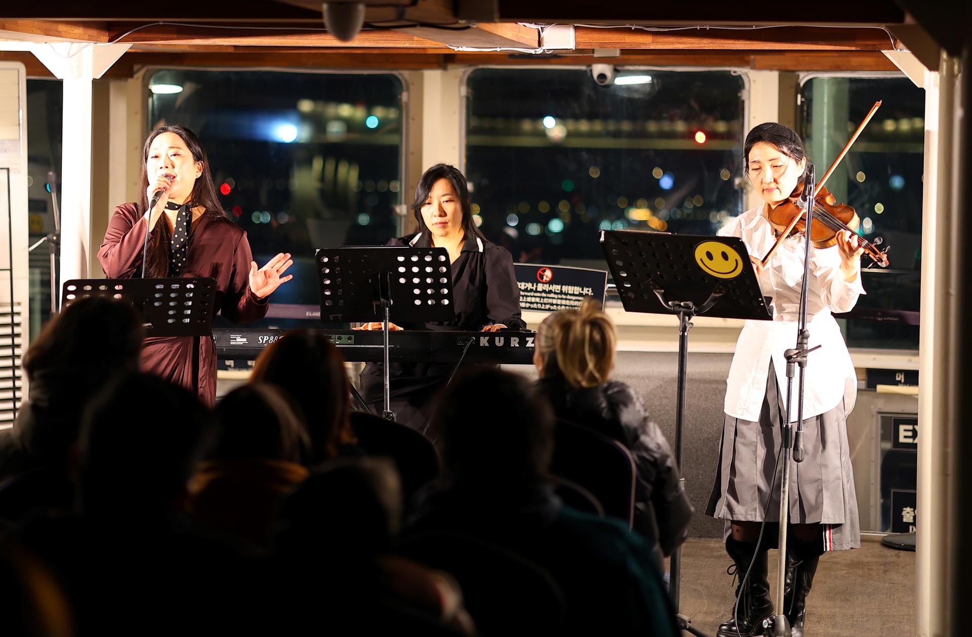 Seoul Yeouido Eland Dinner Cruise - Thumbnail 20