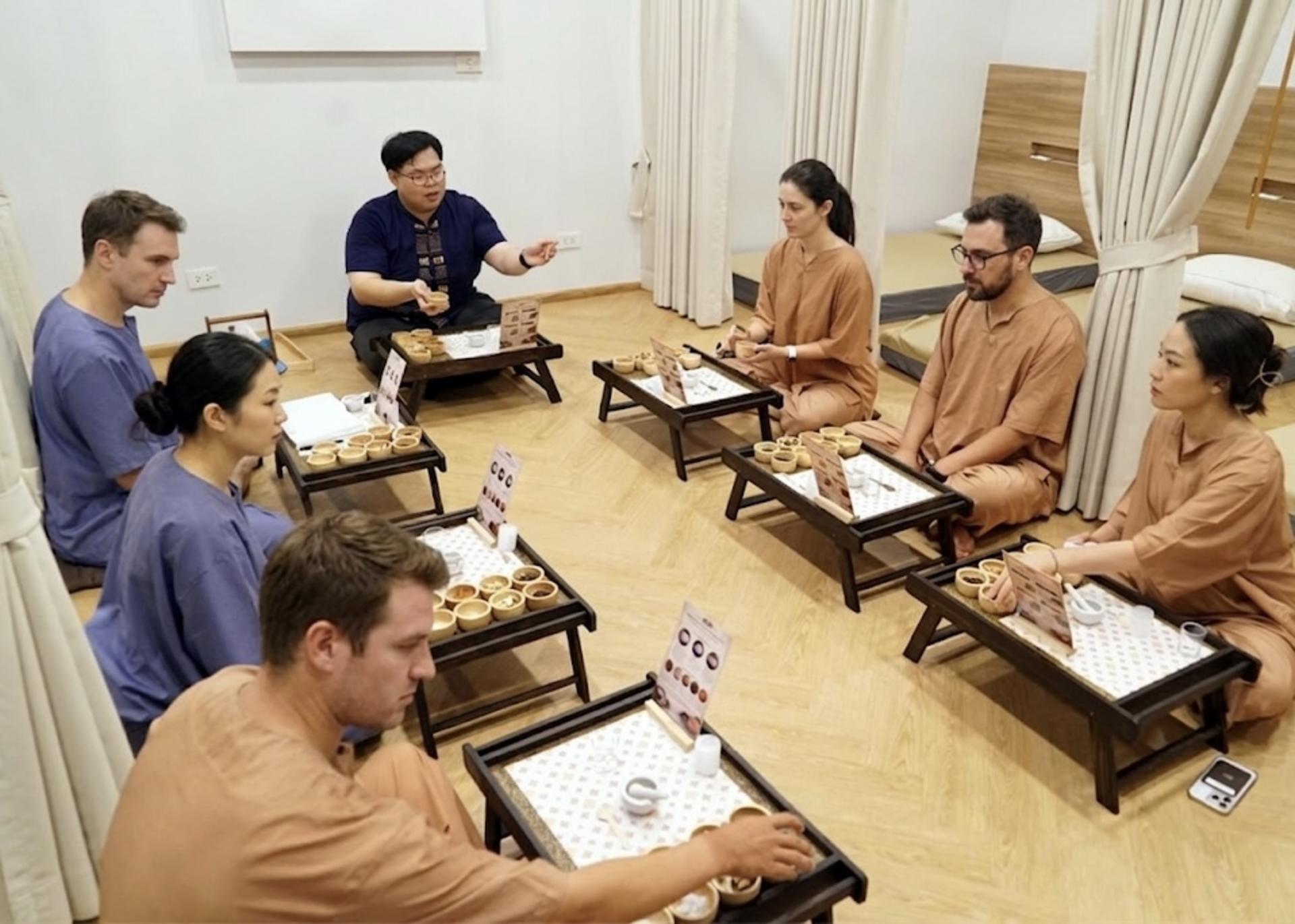 Best Couples Thai Massage Workshop at BTS Taksin in Bangkok - Thumbnail 11