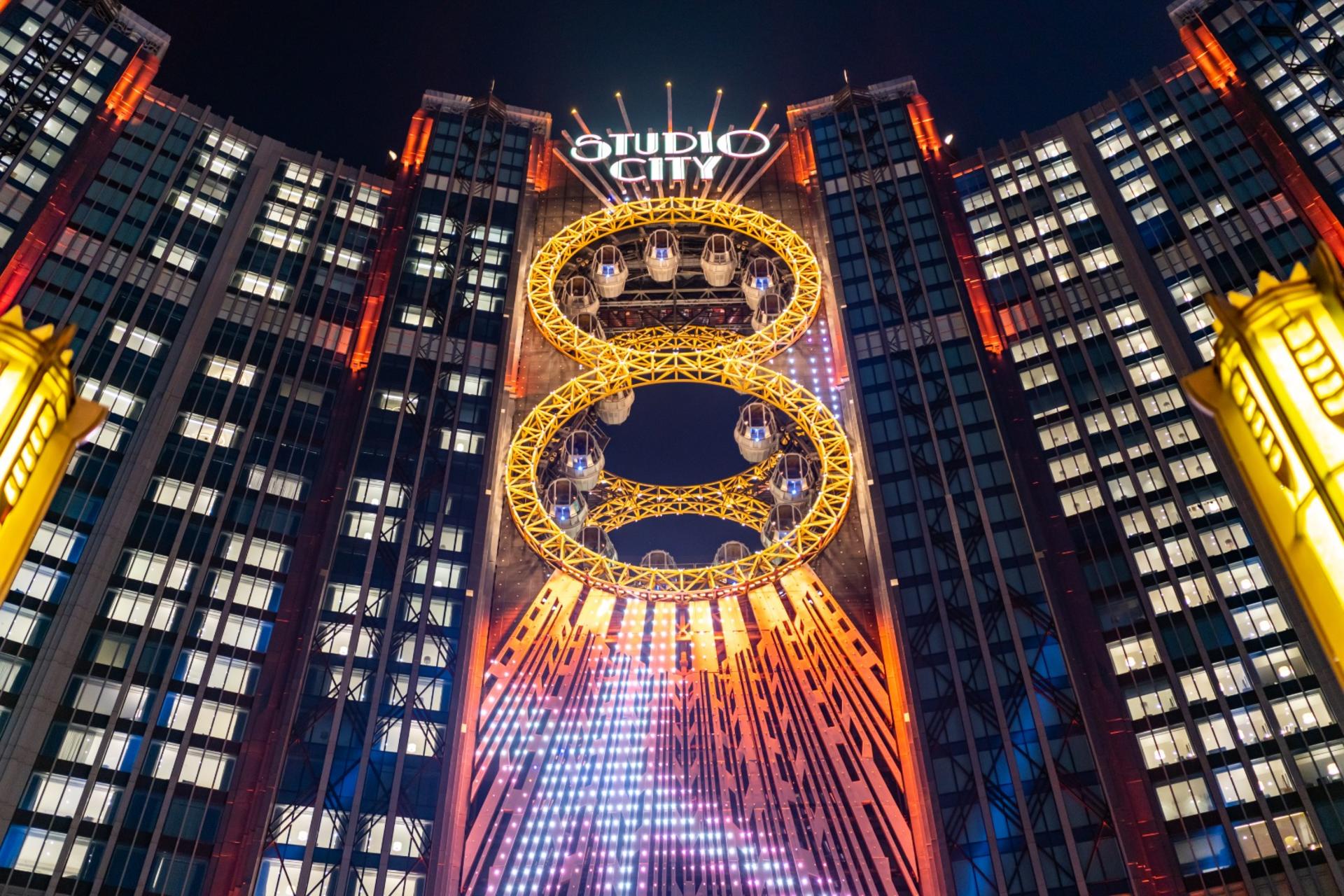 Golden Reel Ferris Wheel in Studio City Macau - Thumbnail 4