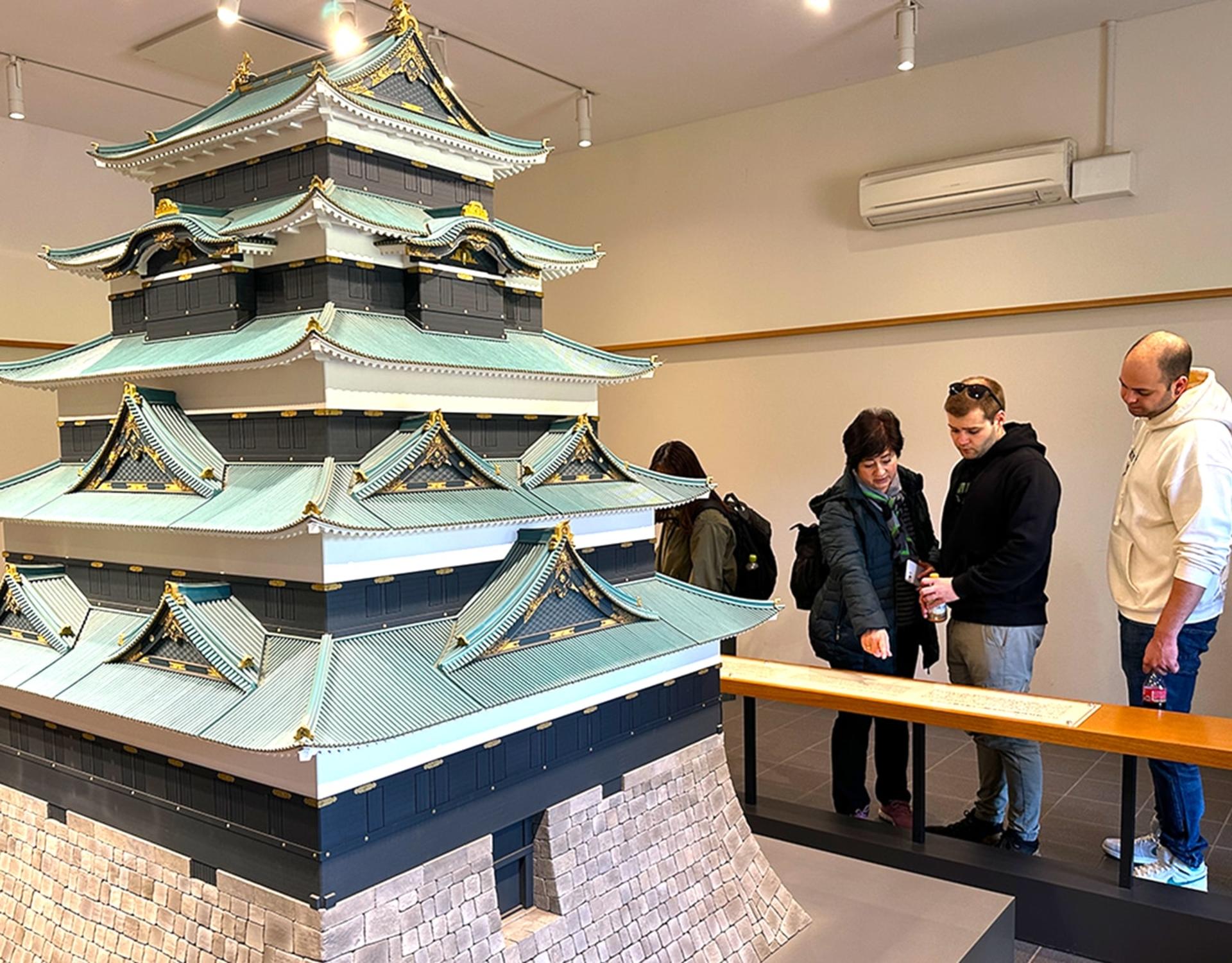 Tokyo Castle & Imperial PalaceーShogun Walking Tour - Image 1