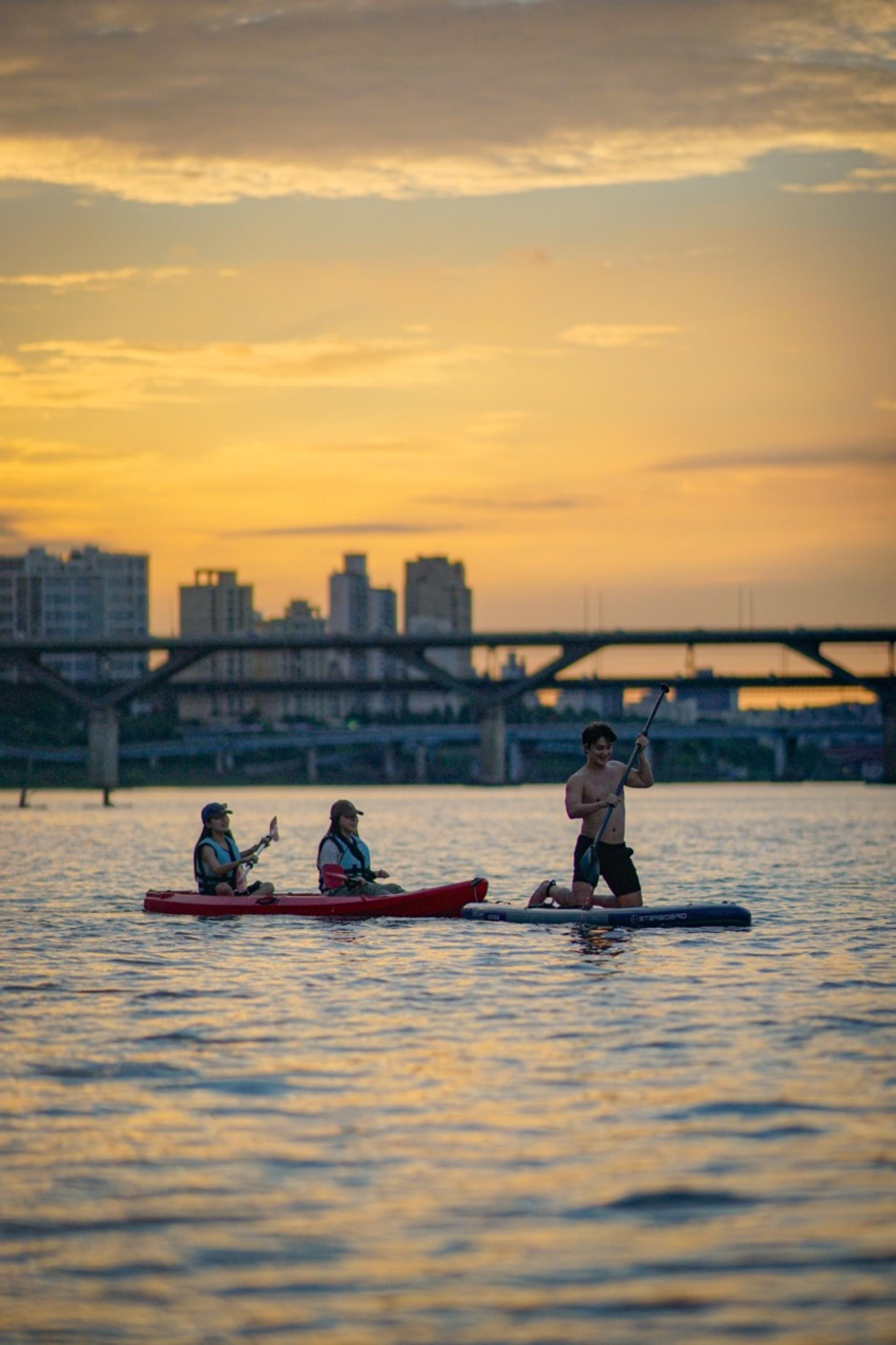 Kayak & Paddleboard Adventure on the Han River in Seoul - Thumbnail 10