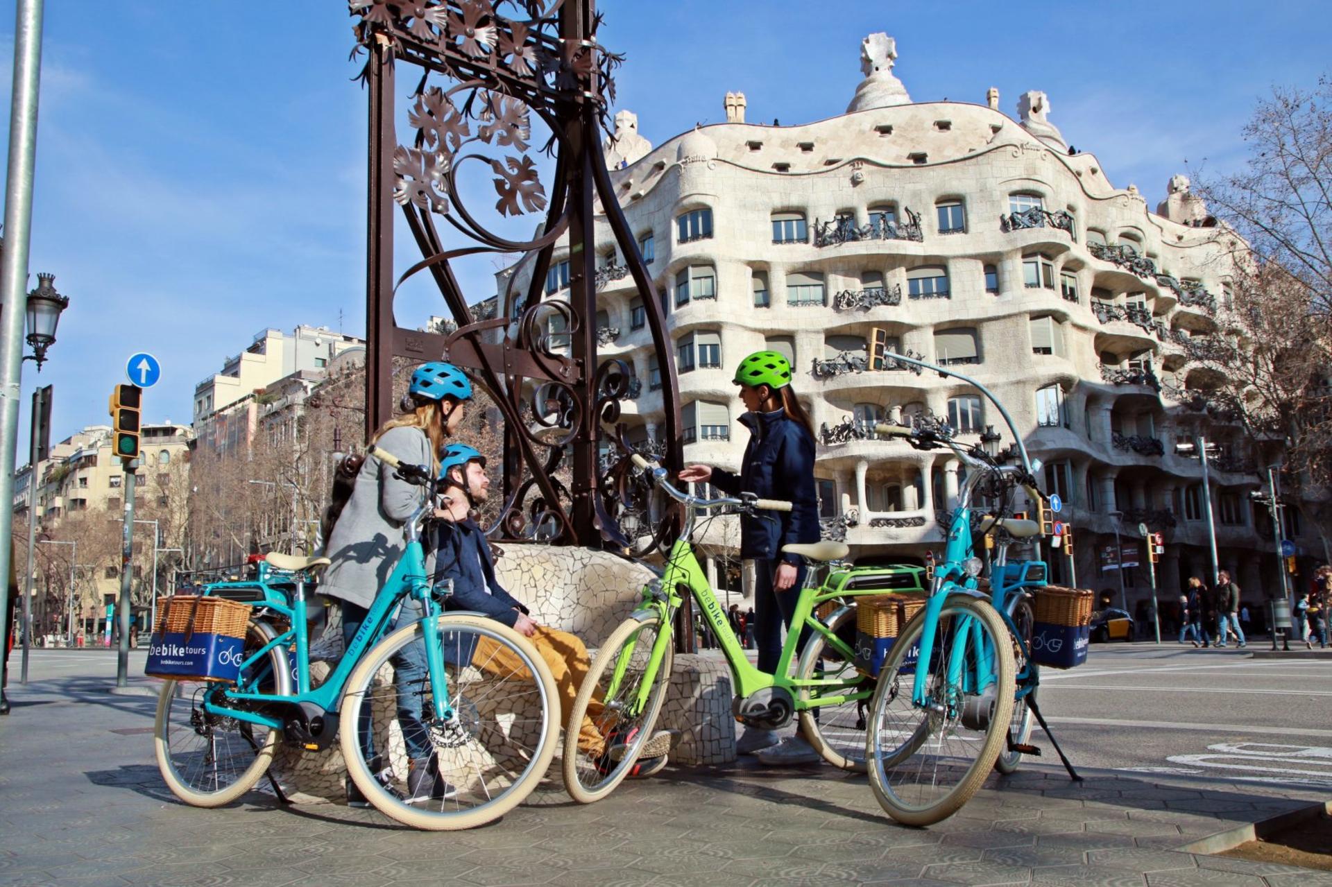 E-Bike Sightseeing Tour in Barcelona - Thumbnail 3