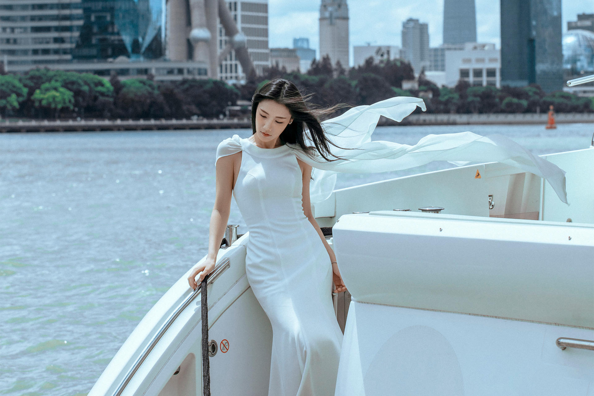 Shanghai Bund single person yacht photography service, approximately 2 hours, includes clothing and styling. - Thumbnail 3