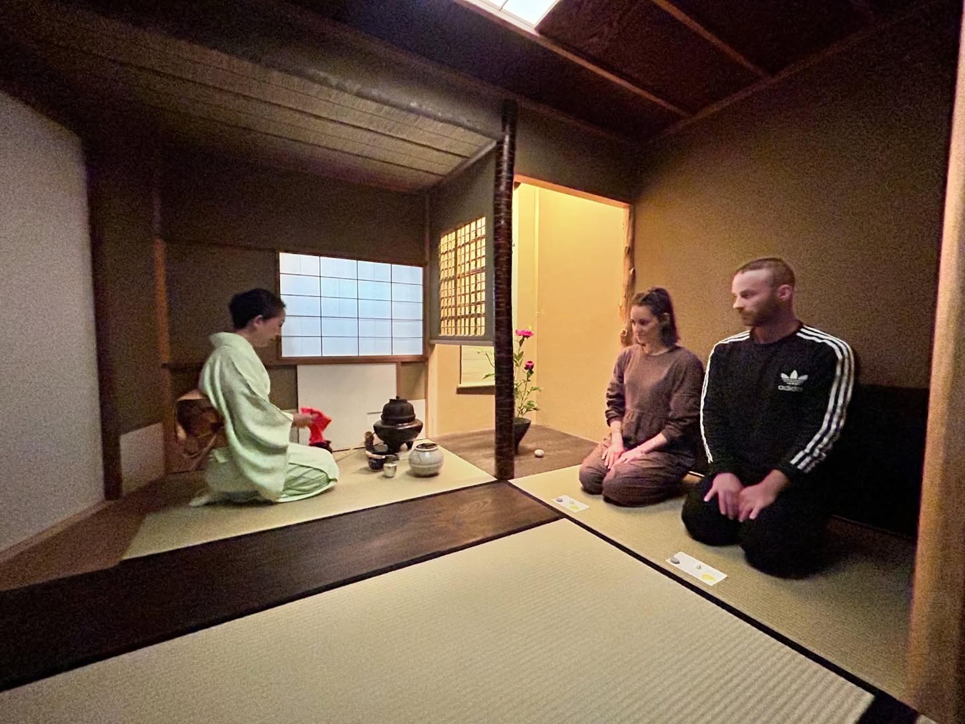 Tea ceremony in authentic tea room - Thumbnail 3
