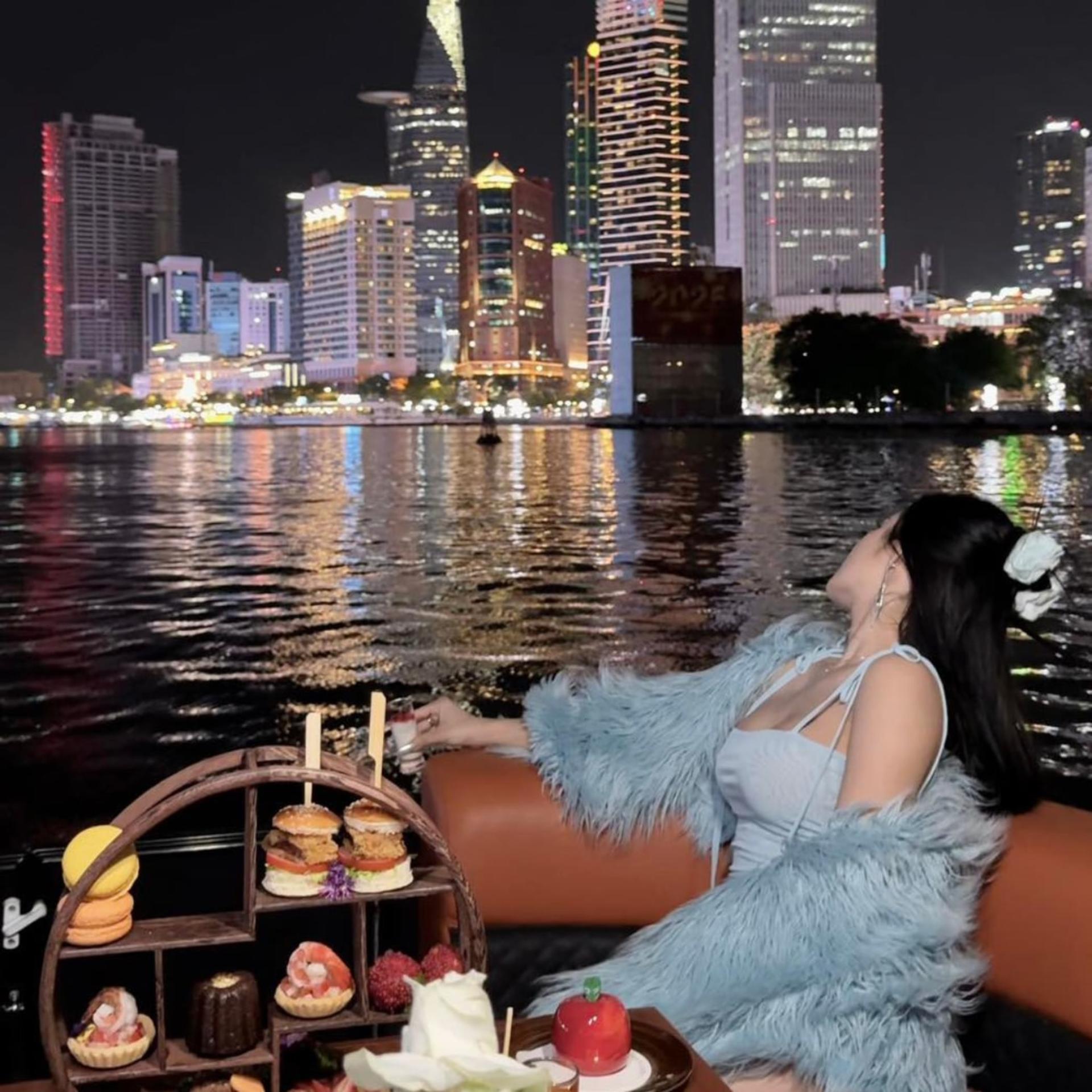 Dinner Experience on Lively Saigon River Luxury Mini Cruise - Thumbnail 2