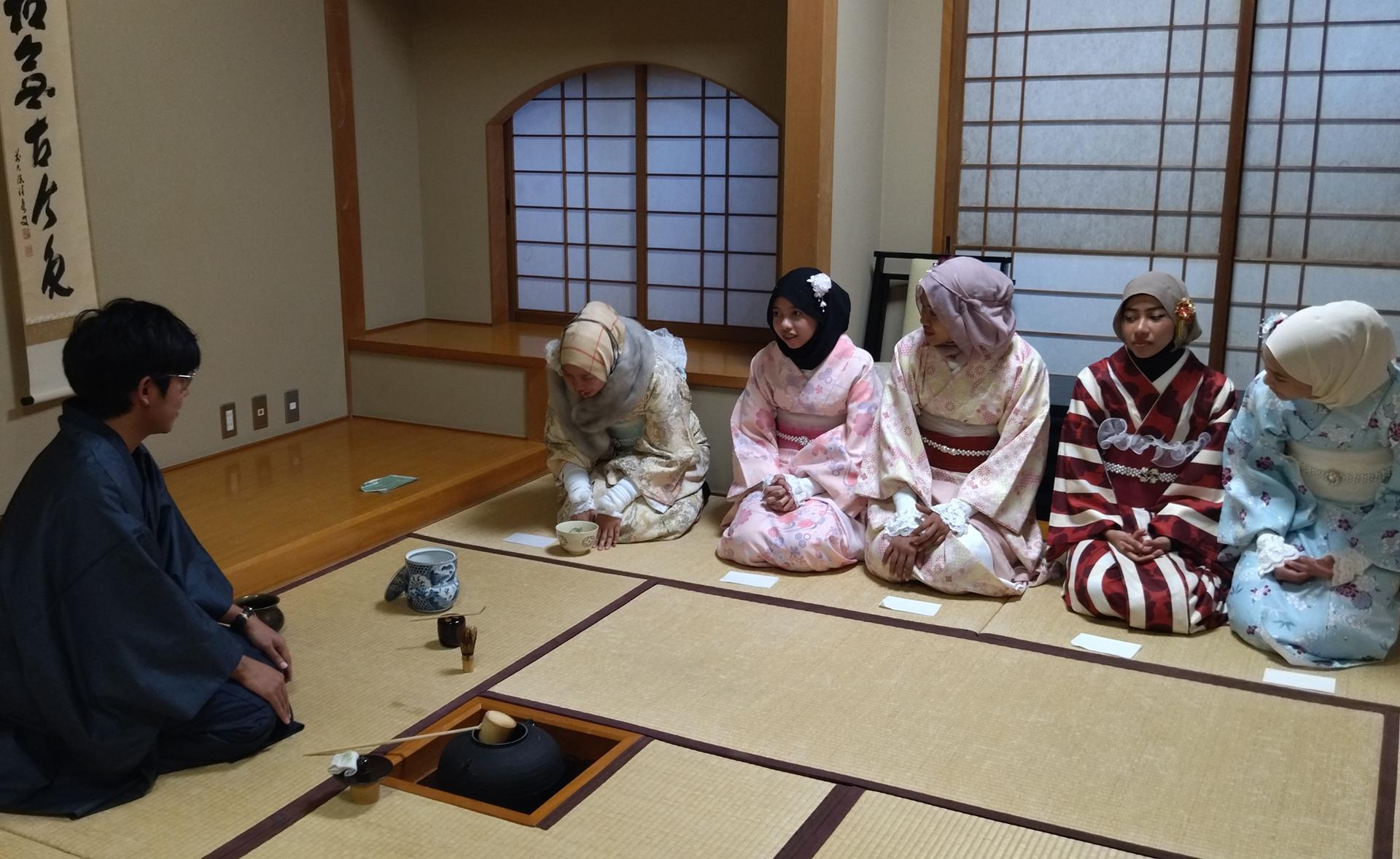 Experience an authentic tea ceremony in kimono (near Osaka Castle) - Thumbnail 4
