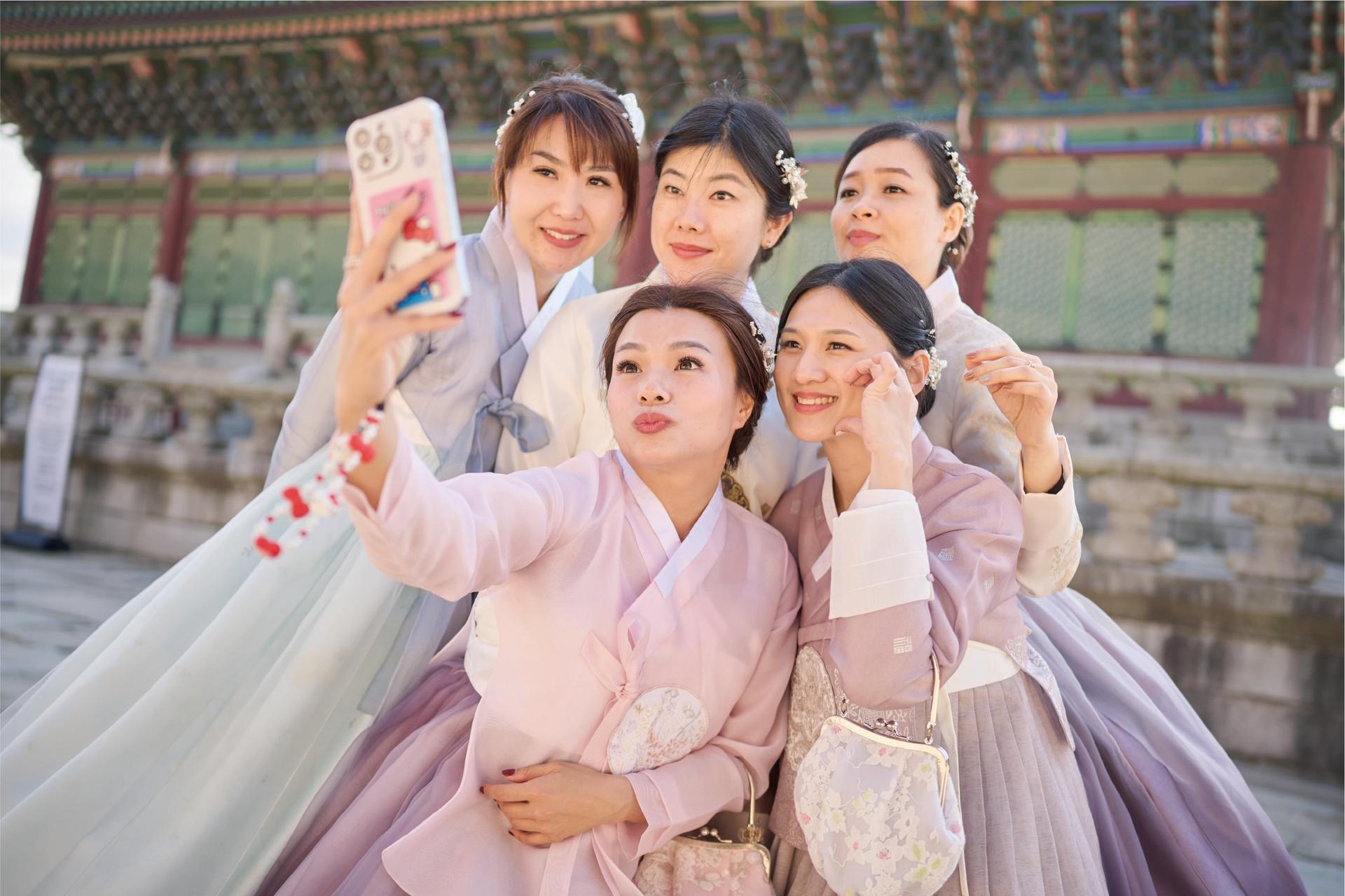Hanbok Rental with Hairstyling & Accessories at Hanbokgirls - Thumbnail 93