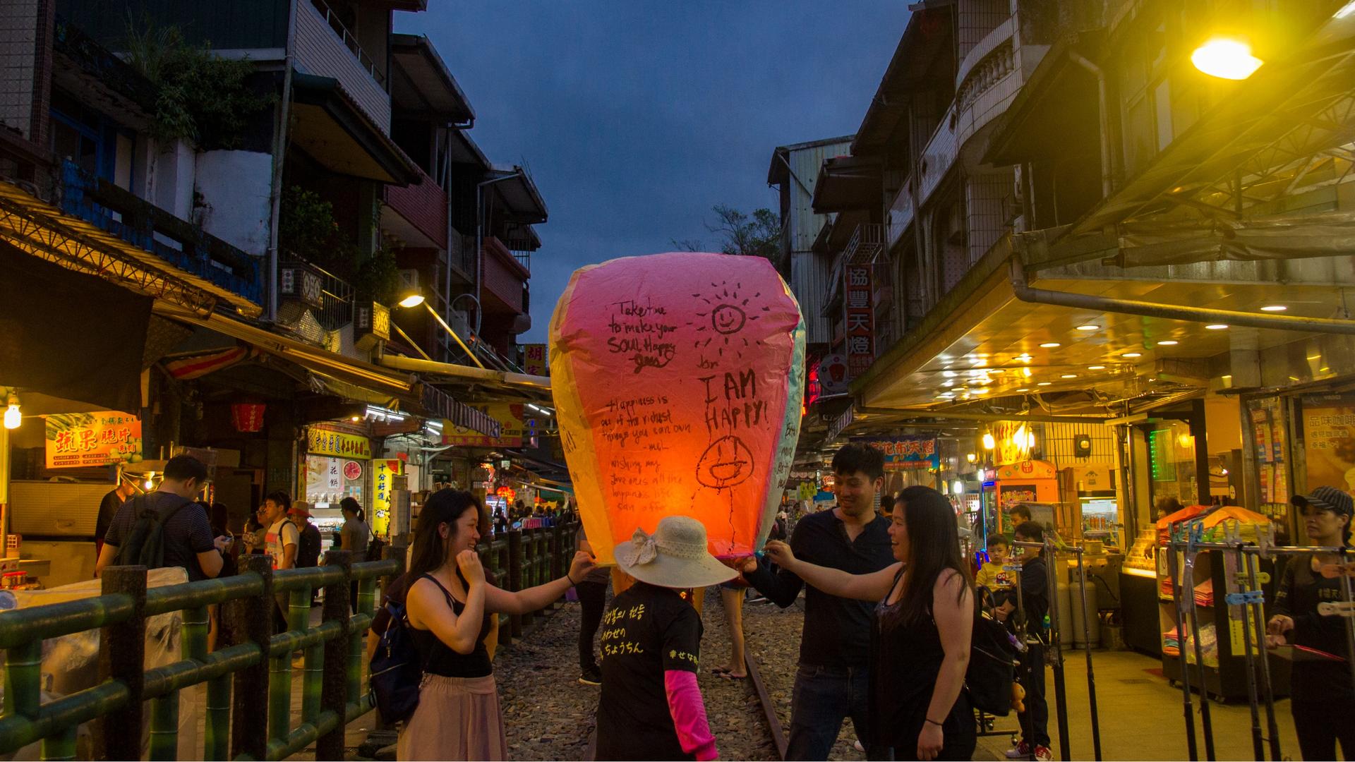 Yehliu, Yin & Yang Sea, Shifen, and Jiufen Tour (With Hotel Pick-Up) - Thumbnail 3
