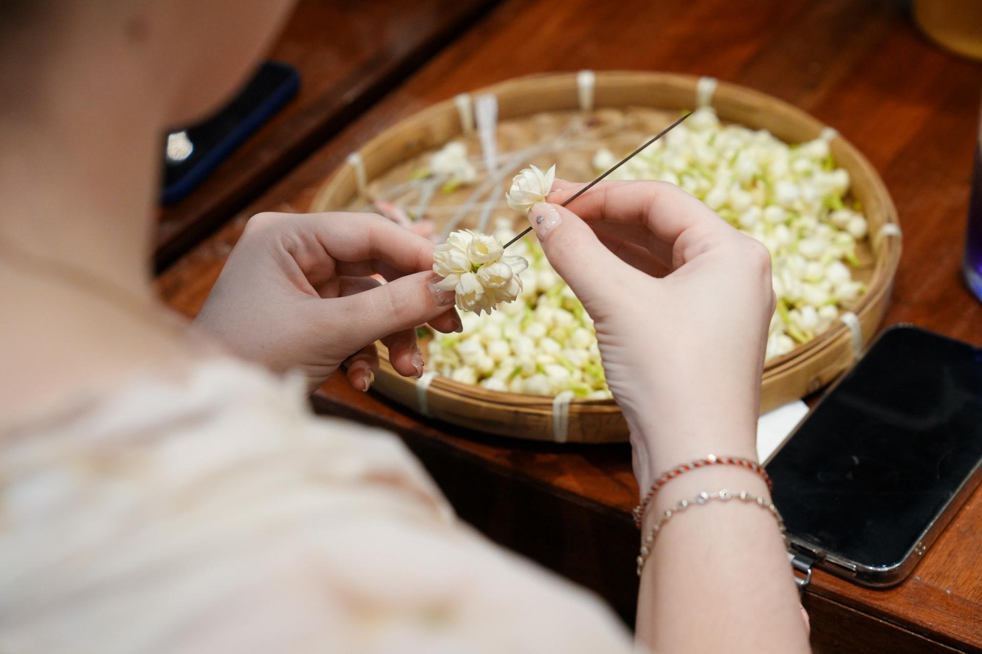 White Lotus Thai Garland Workshop at Pak Khlong Talat Market Tour in Bangkok - Thumbnail 12