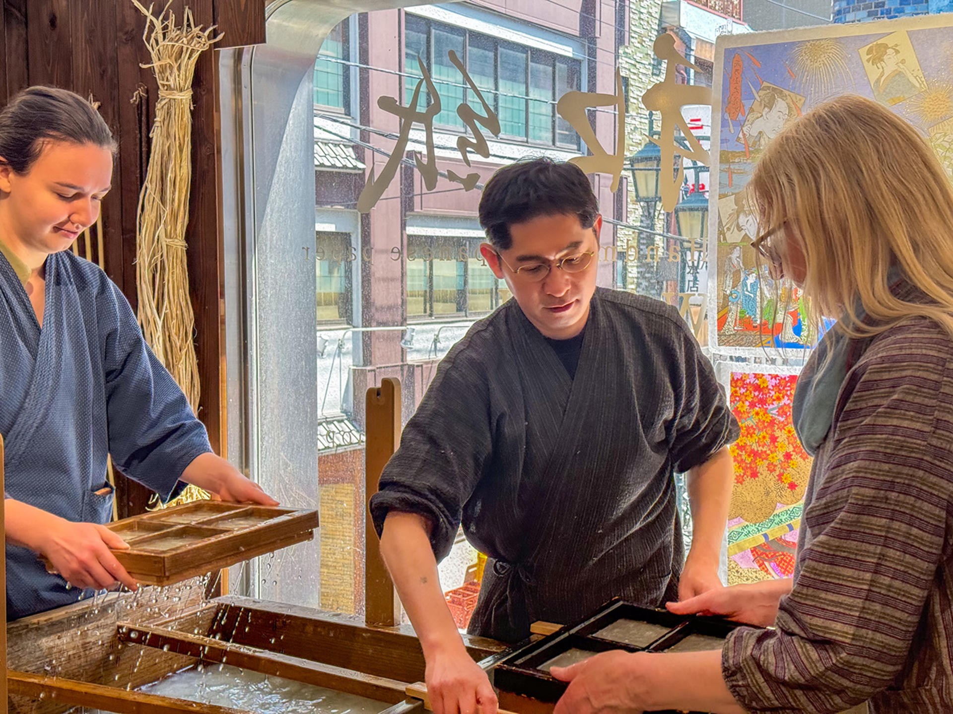 Experience the traditional Japanese craft of "washi paper making" (Asakusa, Tokyo) - Thumbnail 2