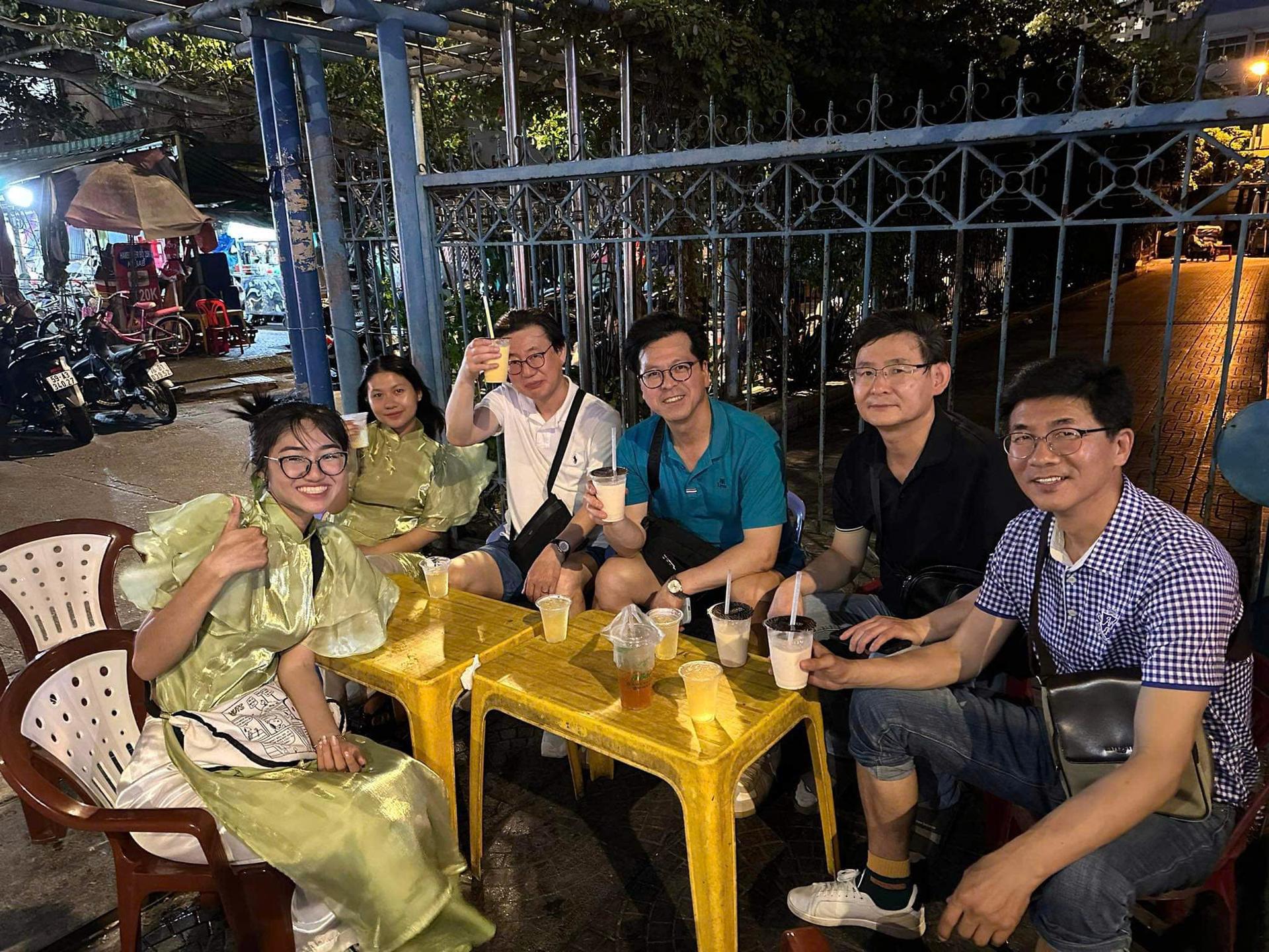 Ho Chi Minh City: Walking Street Food Tour with 12 Local Tastings - Thumbnail 9