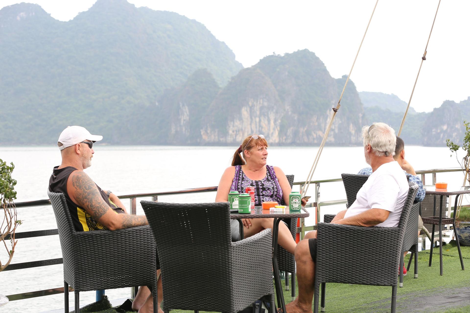 Reina Day Cruise: Ha Long Bay with Sung Sot and Ti Top - Thumbnail 11
