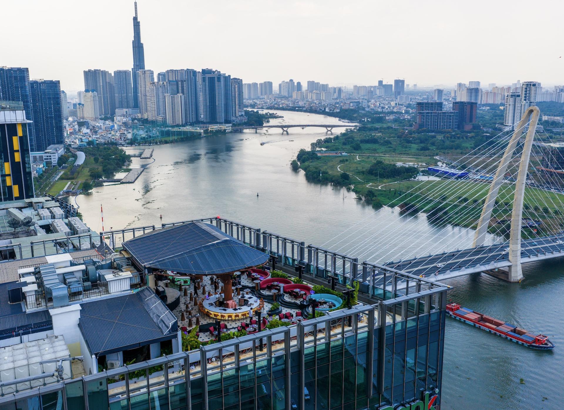 KEN Skybar: Rooftop Sunset & Nightlife Experience in Ho Chi Minh - Thumbnail 27