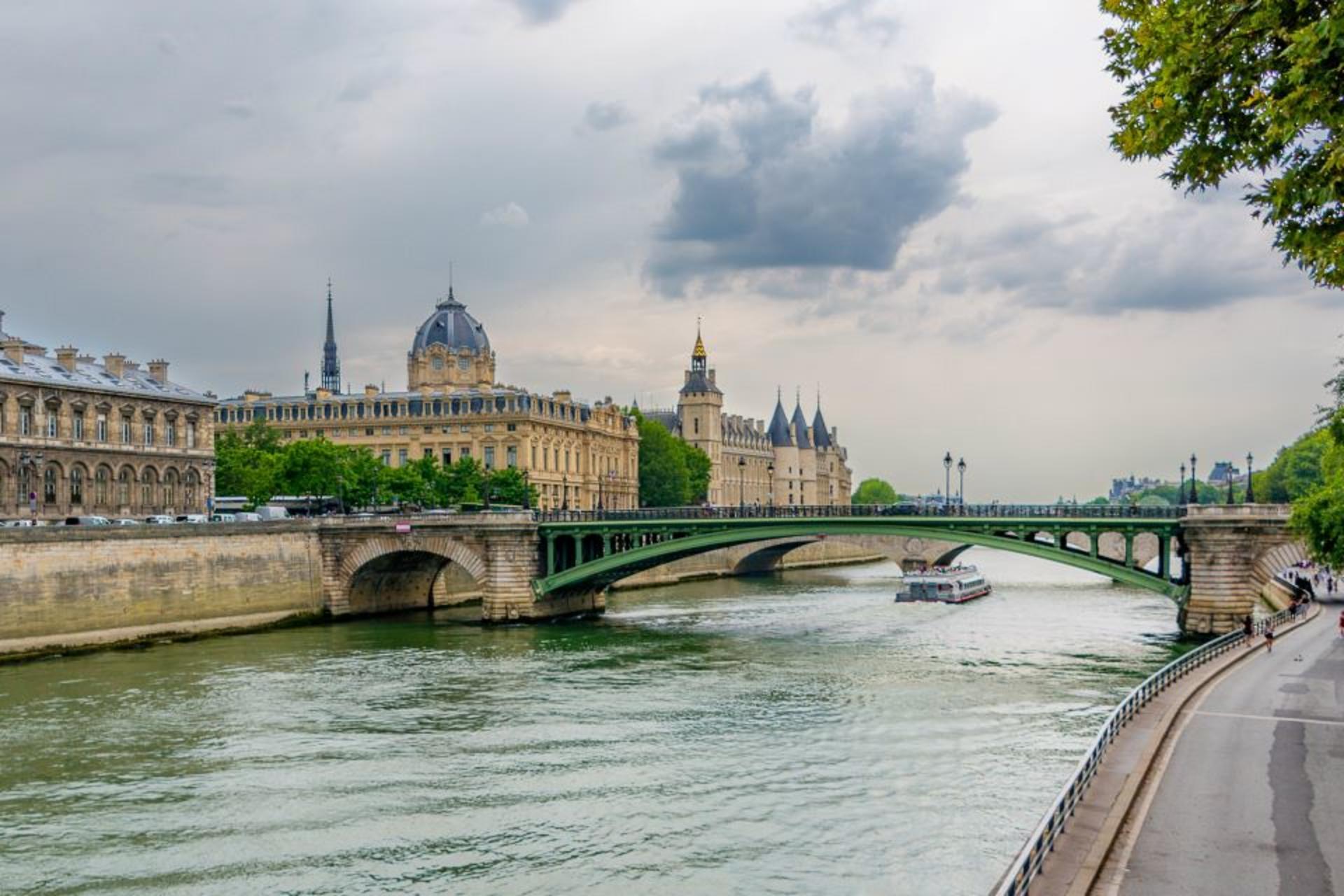 Louvre Museum and Seine River Cruise Tour - Thumbnail 7