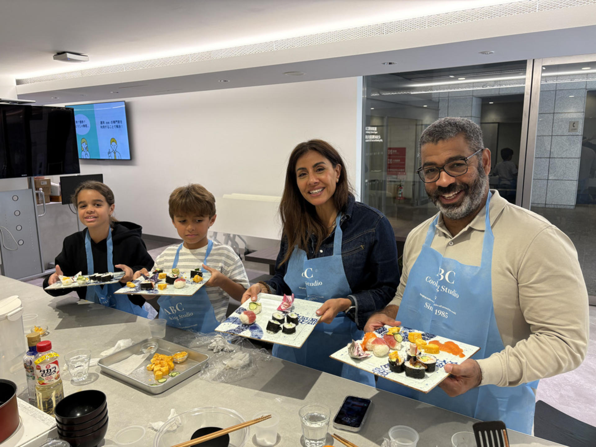 Tsukiji Outer Fish Market Tour and Rolled Sushi Class in Tokyo - Thumbnail 4