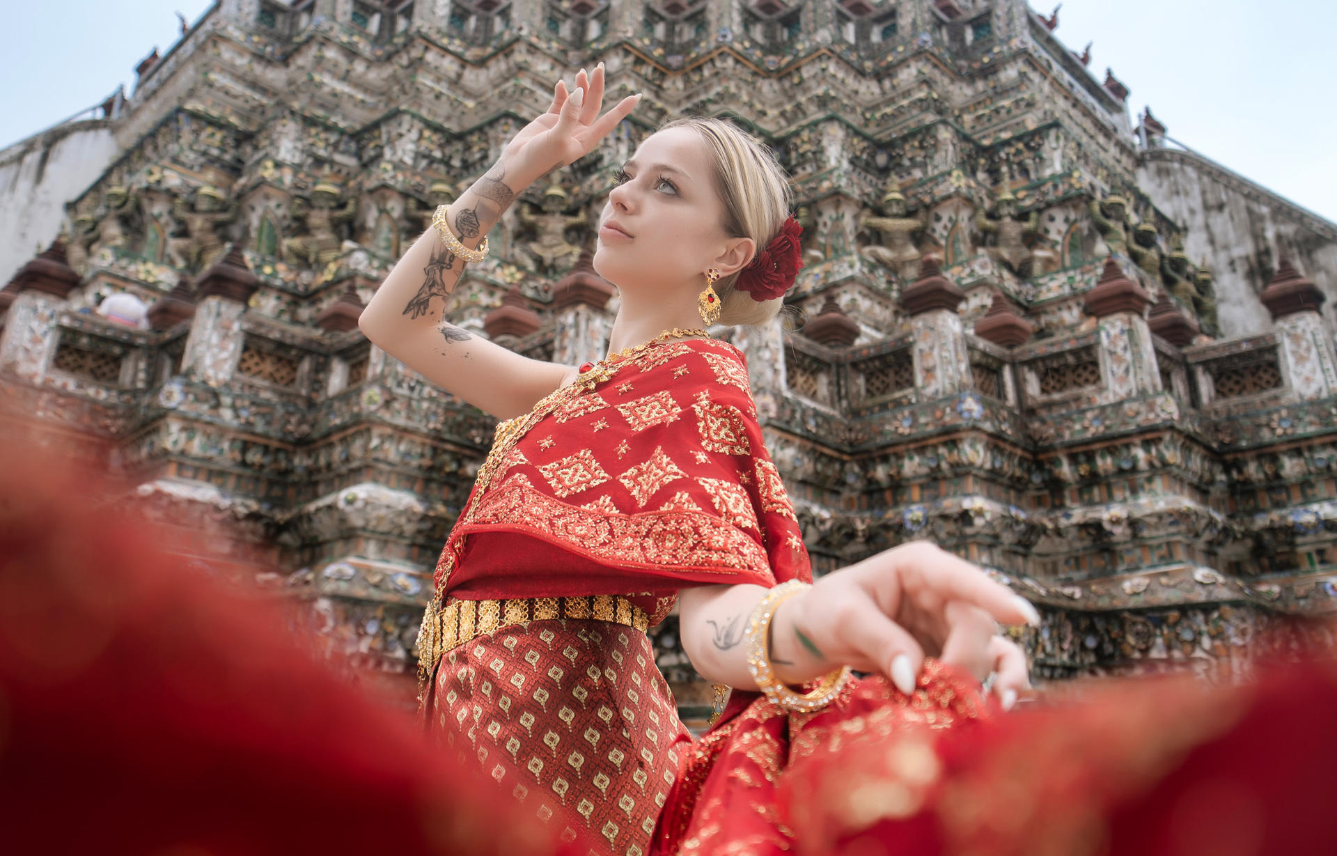 Wat Arun Photoshoot in Thai Costume: Bangkok, Thailand - Image 1
