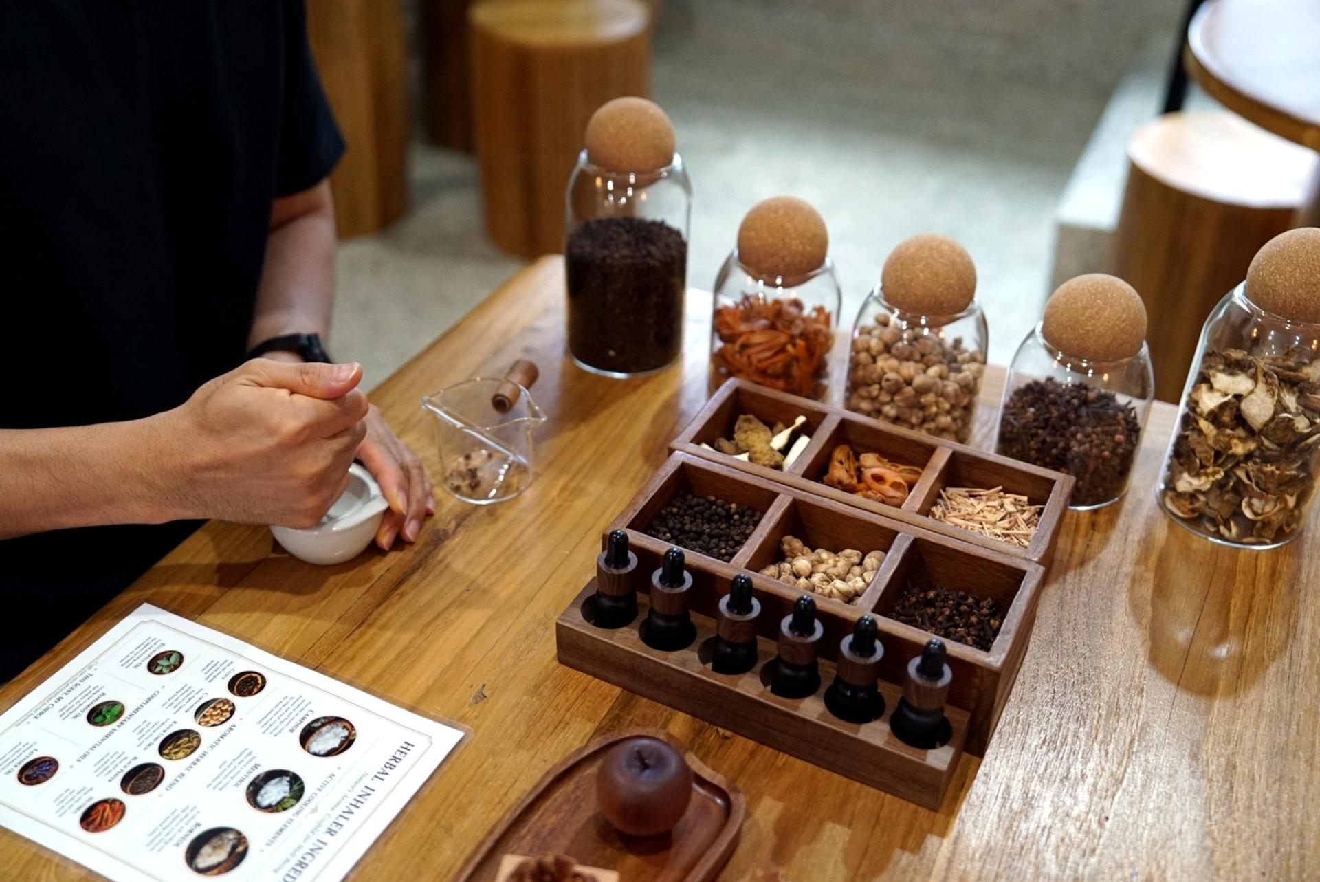 Thai Herbal Tea & Yadom Inhaler Workshop by Mango School in Bangkok - Thumbnail 12
