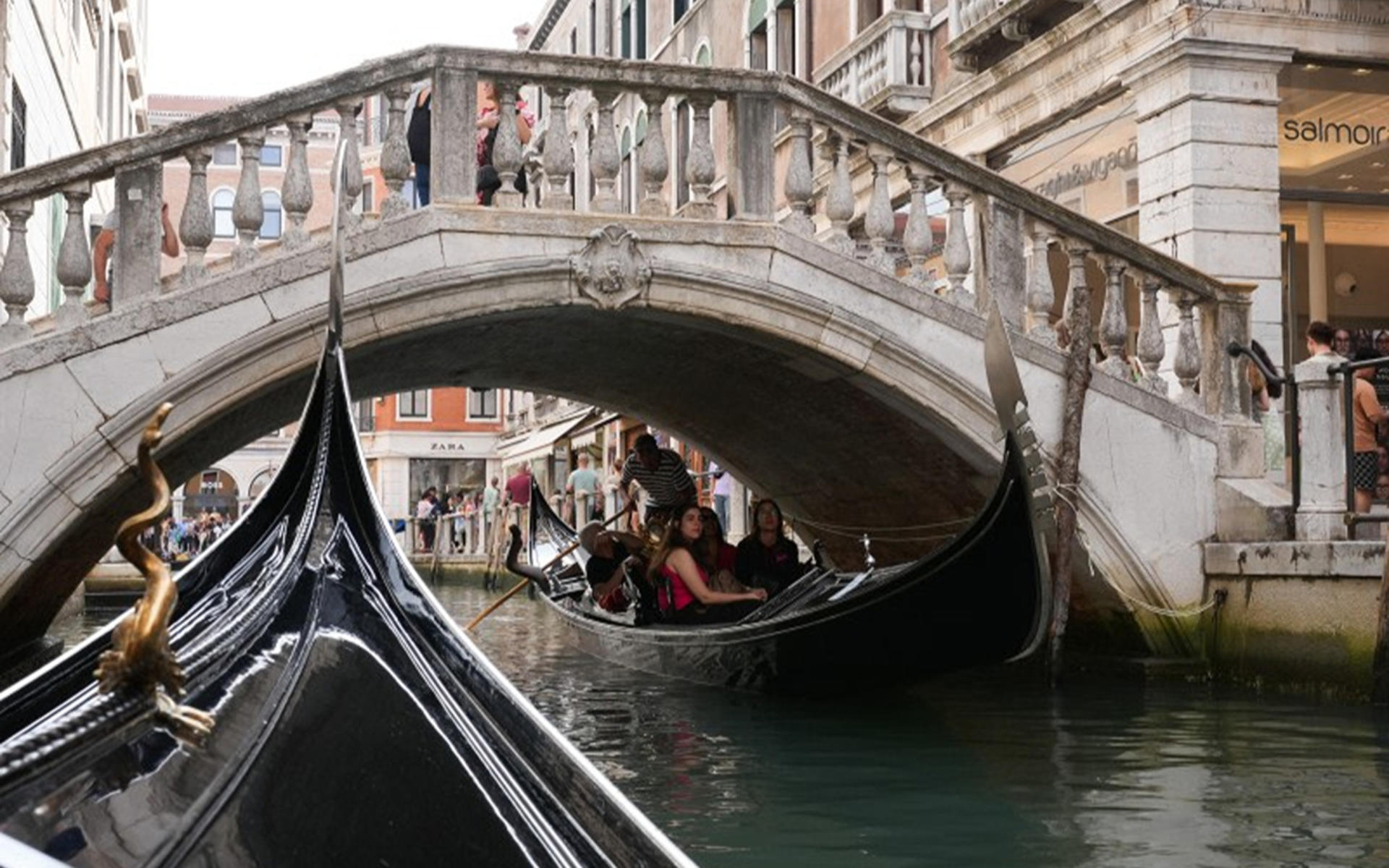 Venice Grand Canal Join-In Gondola Ride Experience - Thumbnail 5