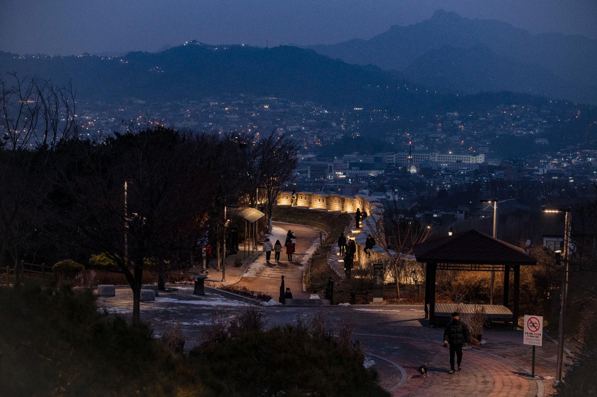 Seoul : Night Hidden Gems Walking Tour - Thumbnail 11