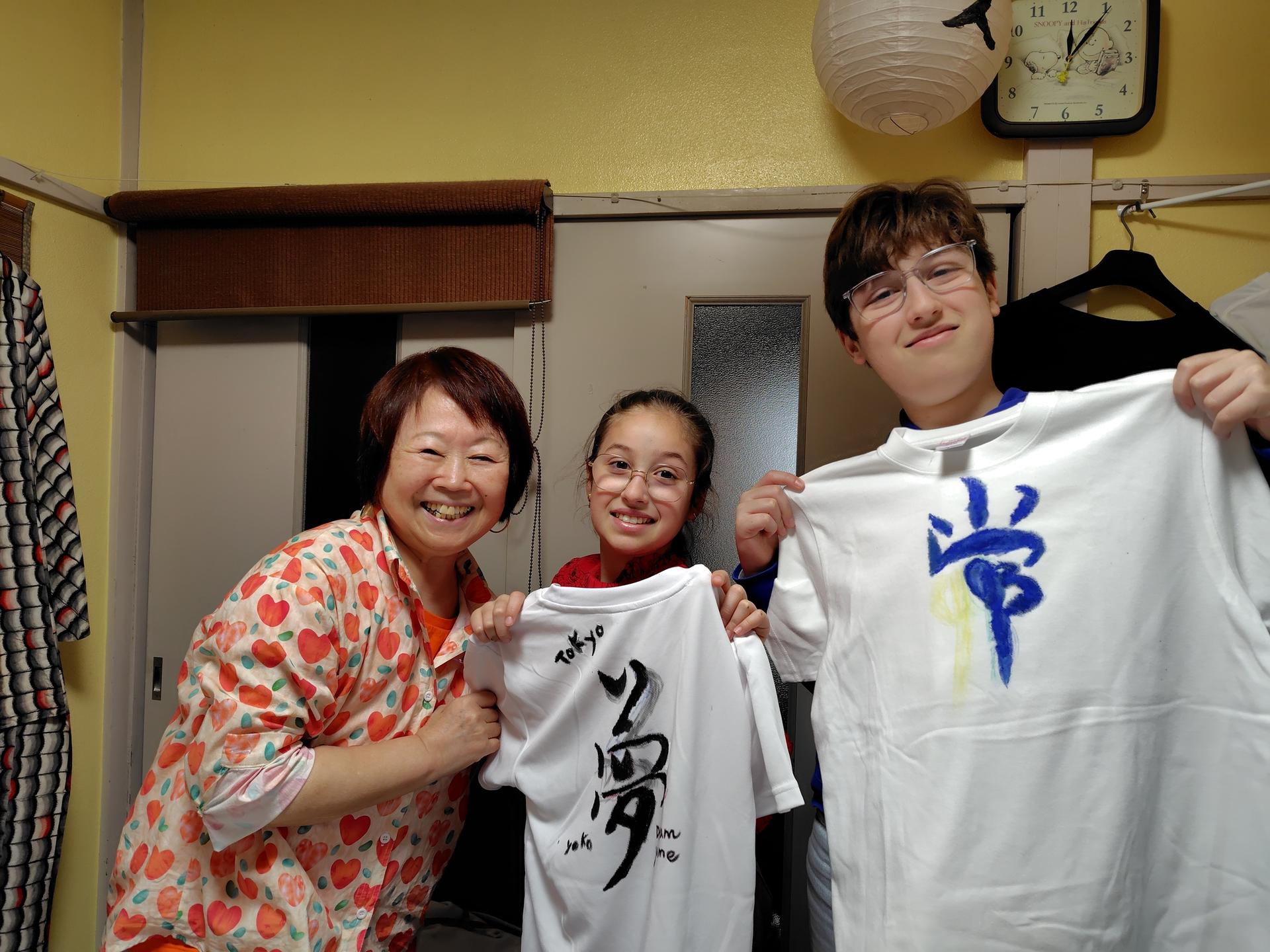 [Tokyo EdoHakuyo]: Kanji T-Shirt Painting & Okonomiyaki Making - Thumbnail 14