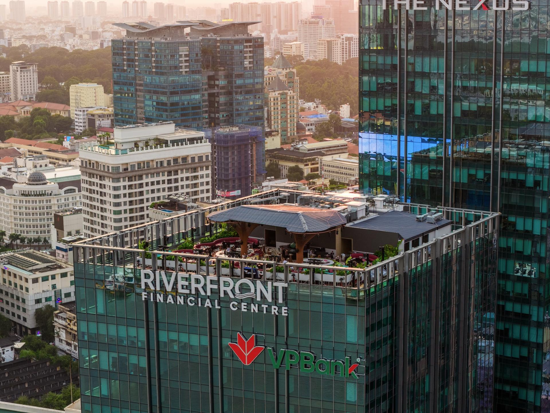 KEN Skybar: Rooftop Sunset & Nightlife Experience in Ho Chi Minh - Thumbnail 28