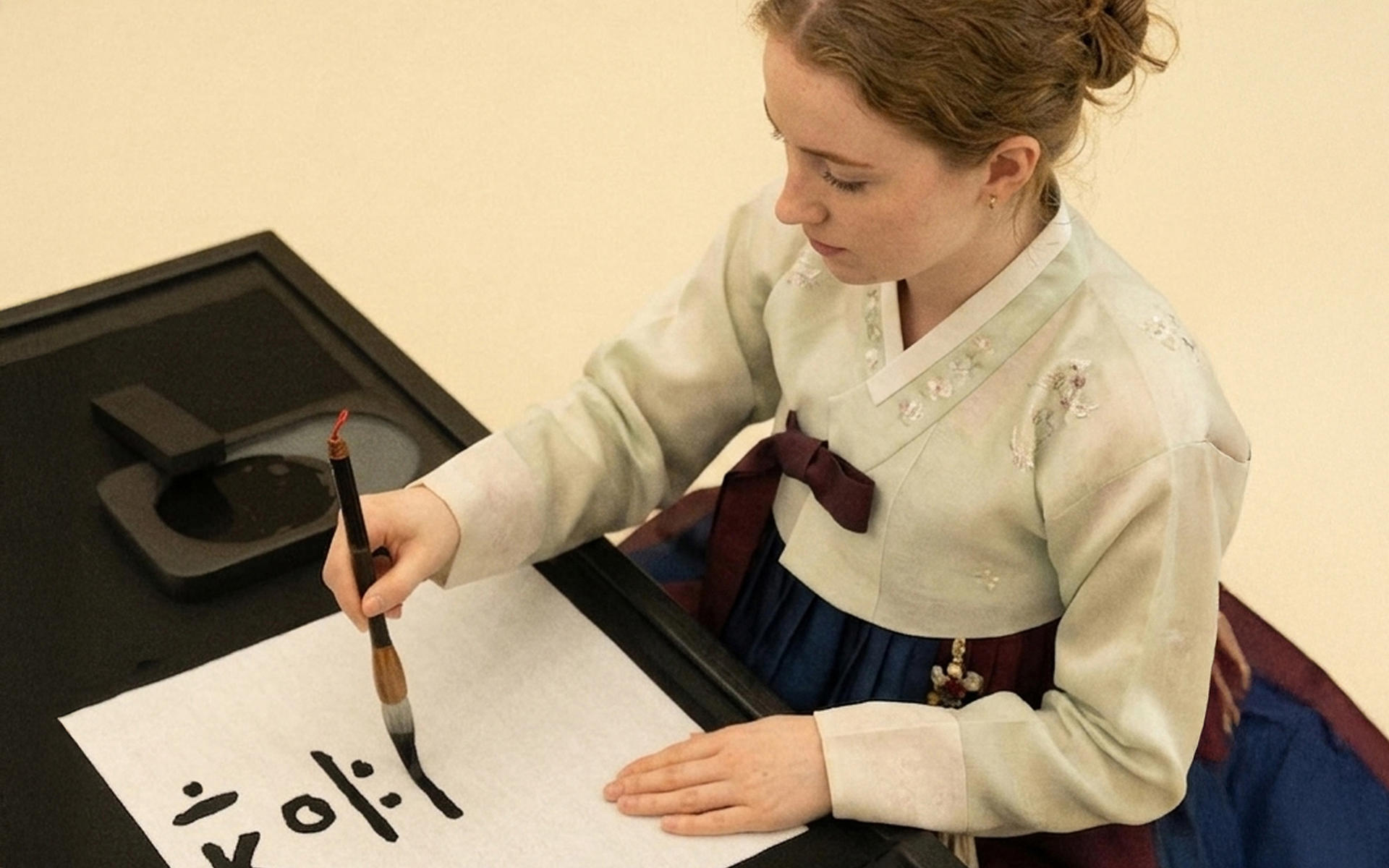 Seoul: Wearing Hanbok and Writing Traditional Hangeul Calligraphy - Thumbnail 6