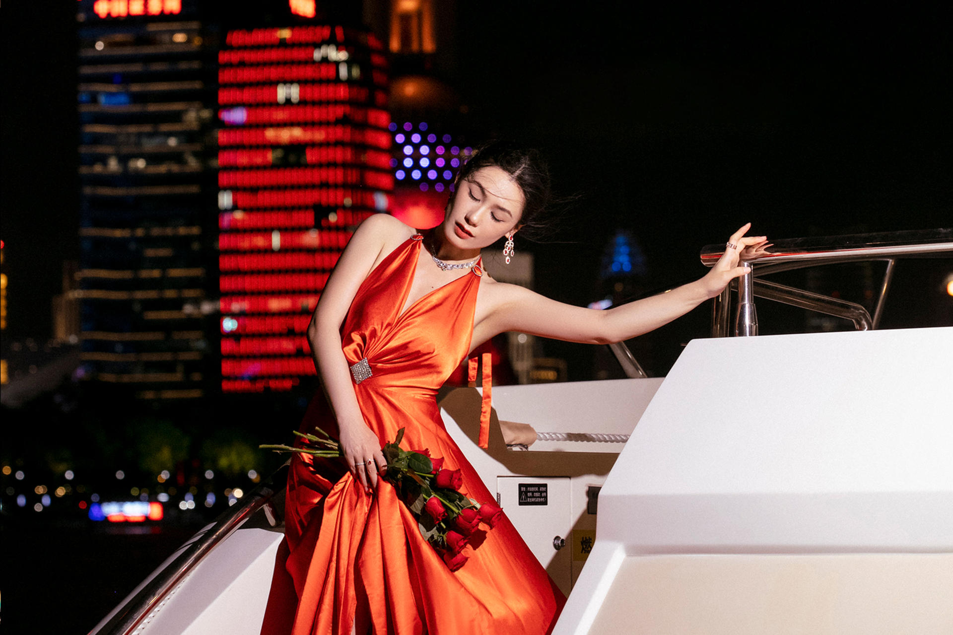 Shanghai Bund single person yacht photography service, approximately 2 hours, includes clothing and styling. - Thumbnail 17
