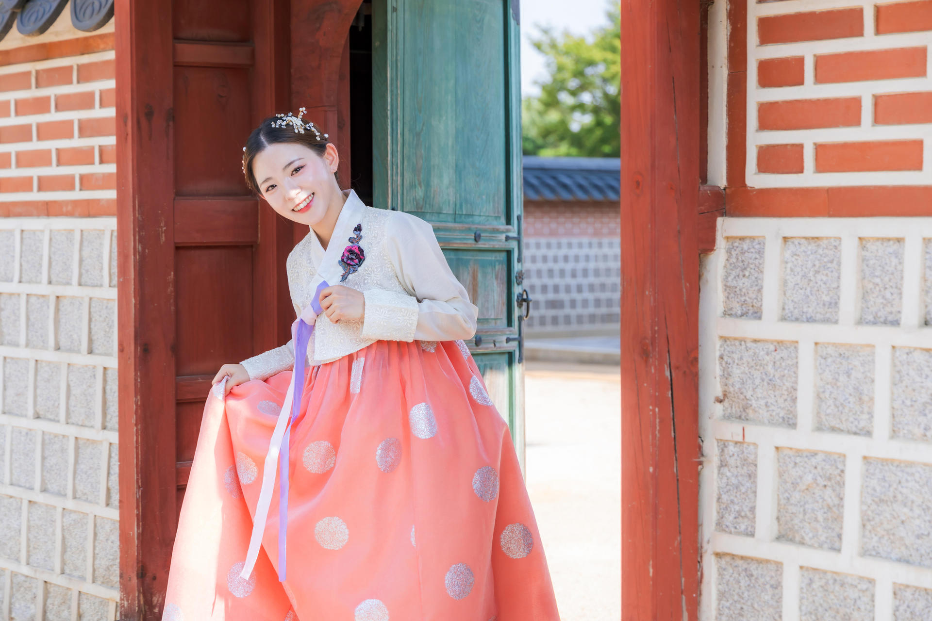 Gyeongbokgung Hanbok & Hairstyling Experience - Thumbnail 25