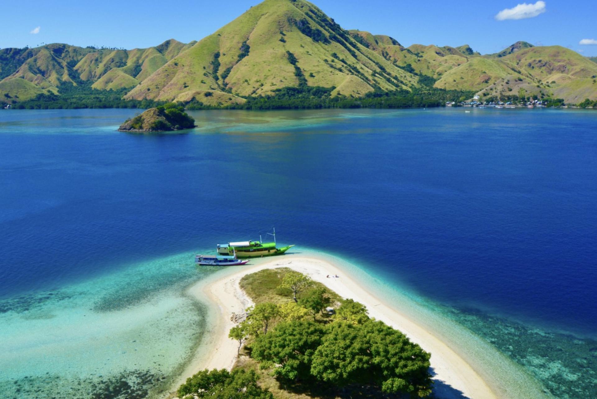 Private Komodo Yacht Tour from Labuan Bajo by Salaya Yacht - Thumbnail 24