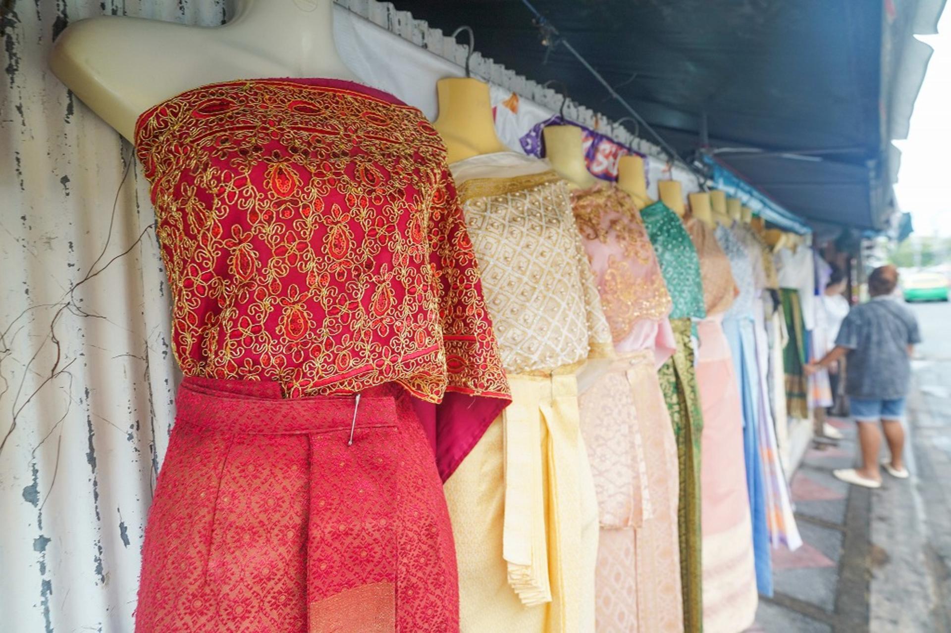 Wat Pho, Wat Arun & Flower Market Guided Walking Tour in Bangkok - Thumbnail 9