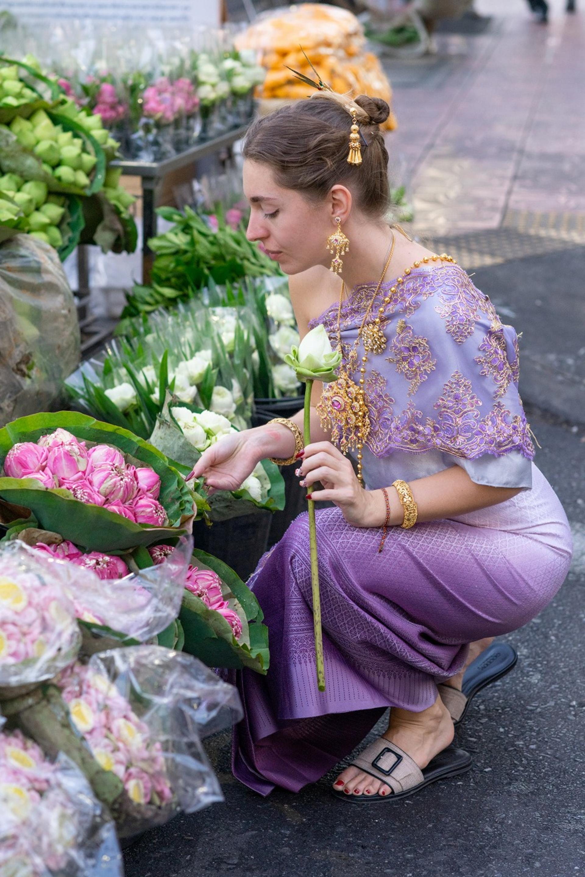 Thai Costume Pro Photo Tour by Tuk Tuk: Wat Arun & Flower Market - Thumbnail 7