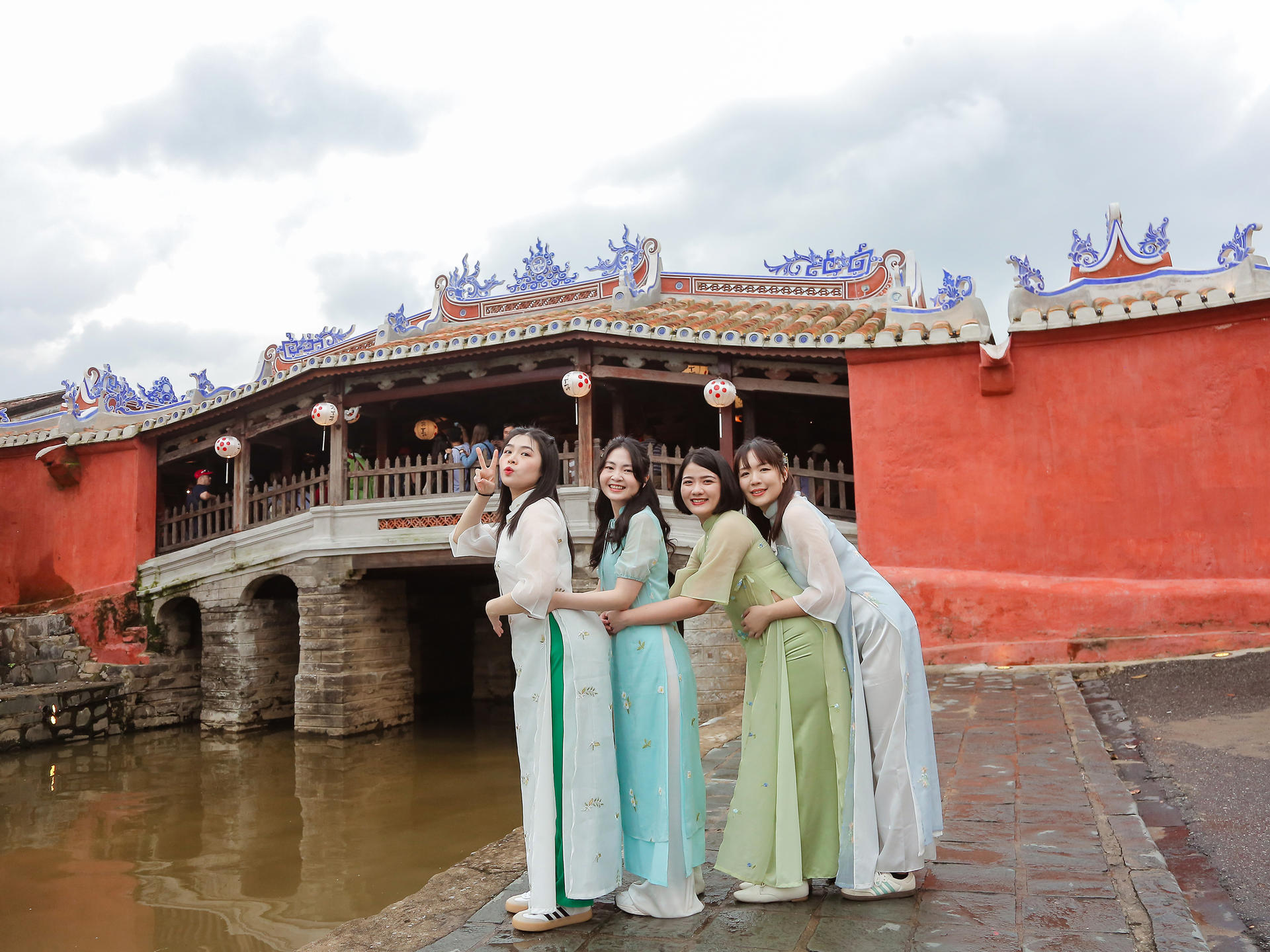 Hoi An: Private Photoshoot & Guided Walking and Posing - Thumbnail 9