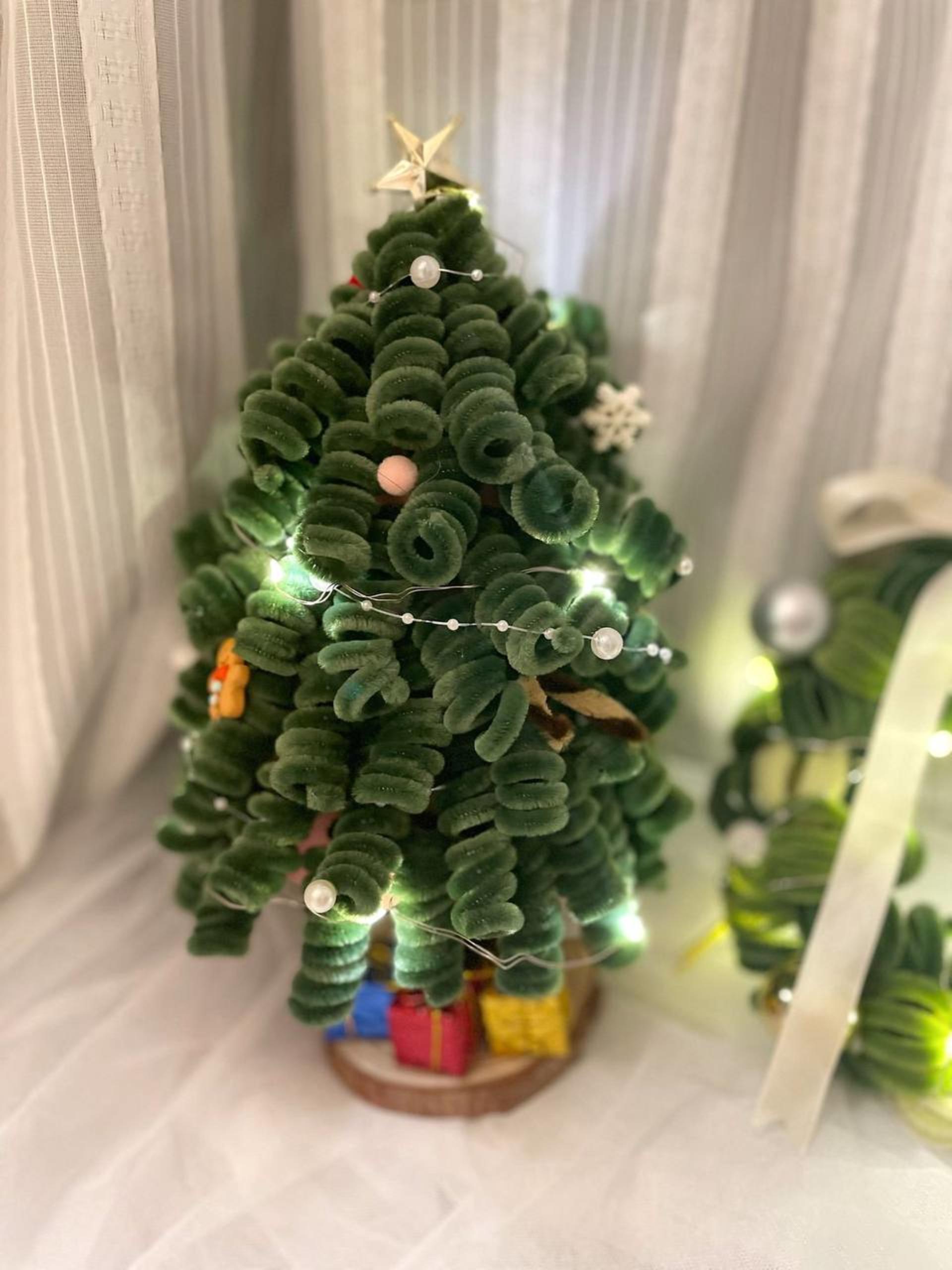 Christmas Tree and Wreath - Pipe Cleaner Workshop - Thumbnail 4