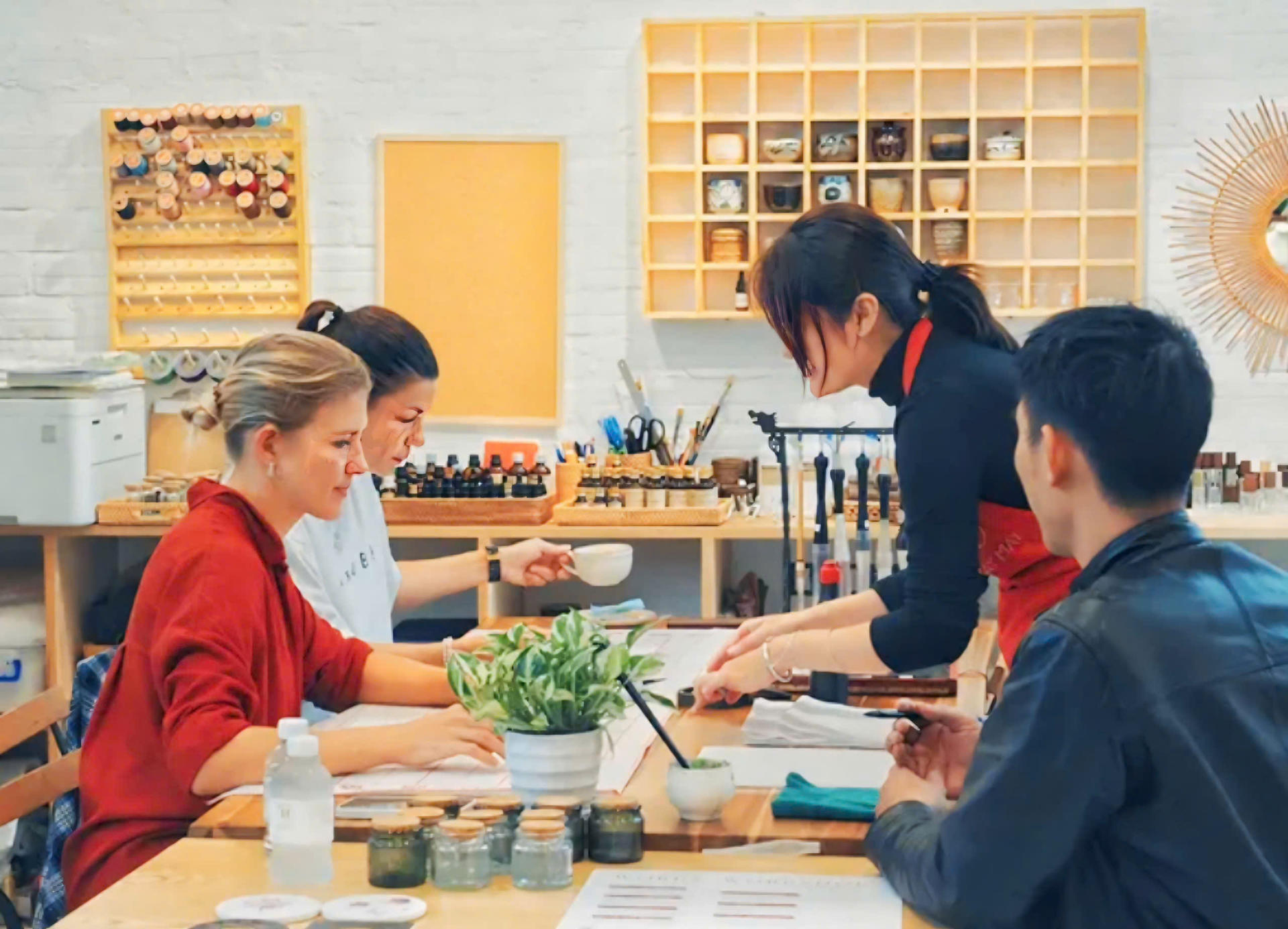 Vietnamese Calligraphy Workshop with Local Instructor in Da Nang - Thumbnail 3