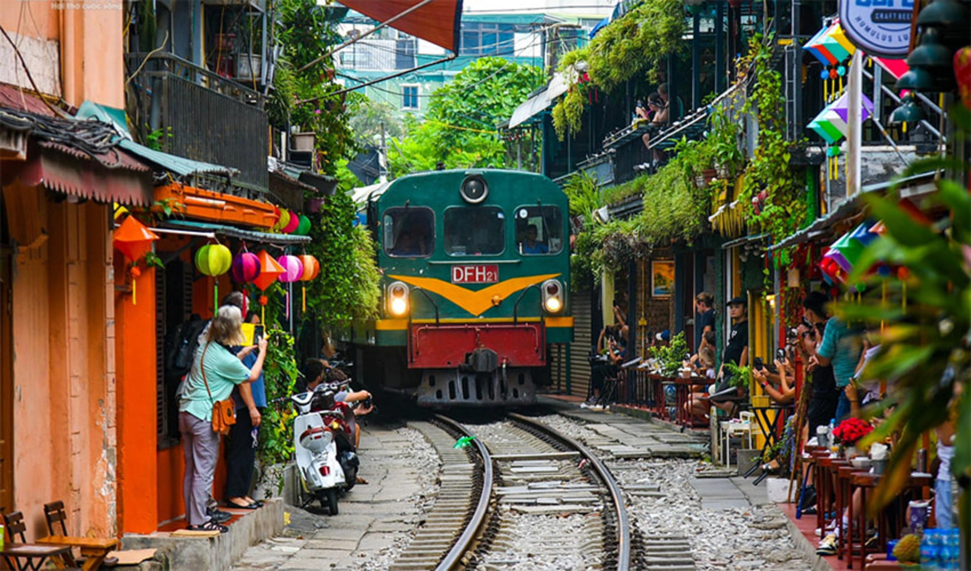 Hanoi Heritage Tour by E-Bike or Car:Hoa Lo Prison, Imperial Citadel - Thumbnail 6