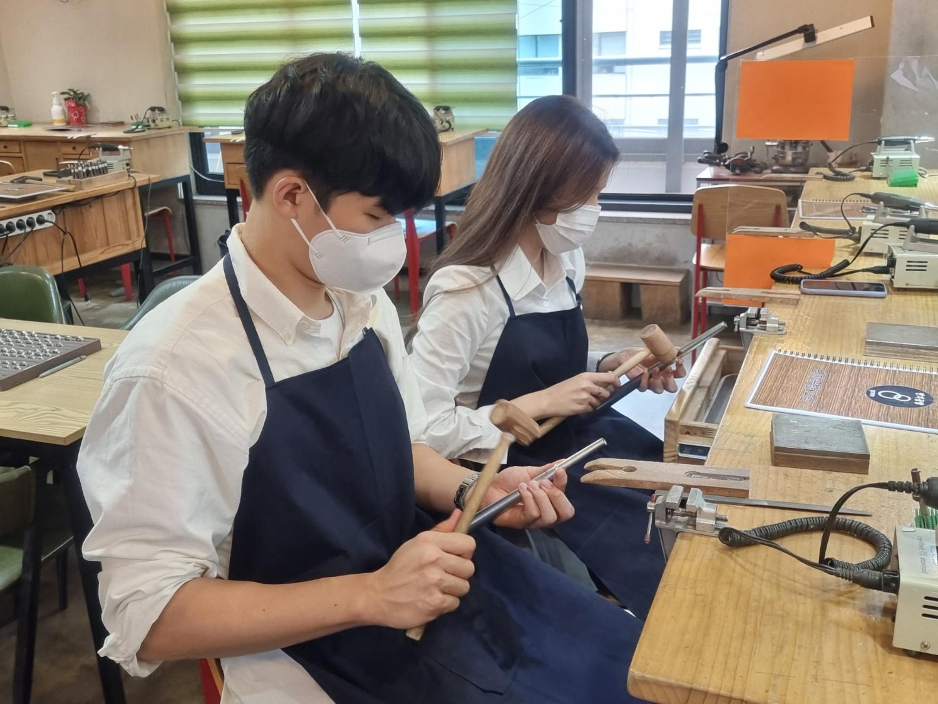 The place where Stray Kids made their own silver rings. - Image 1