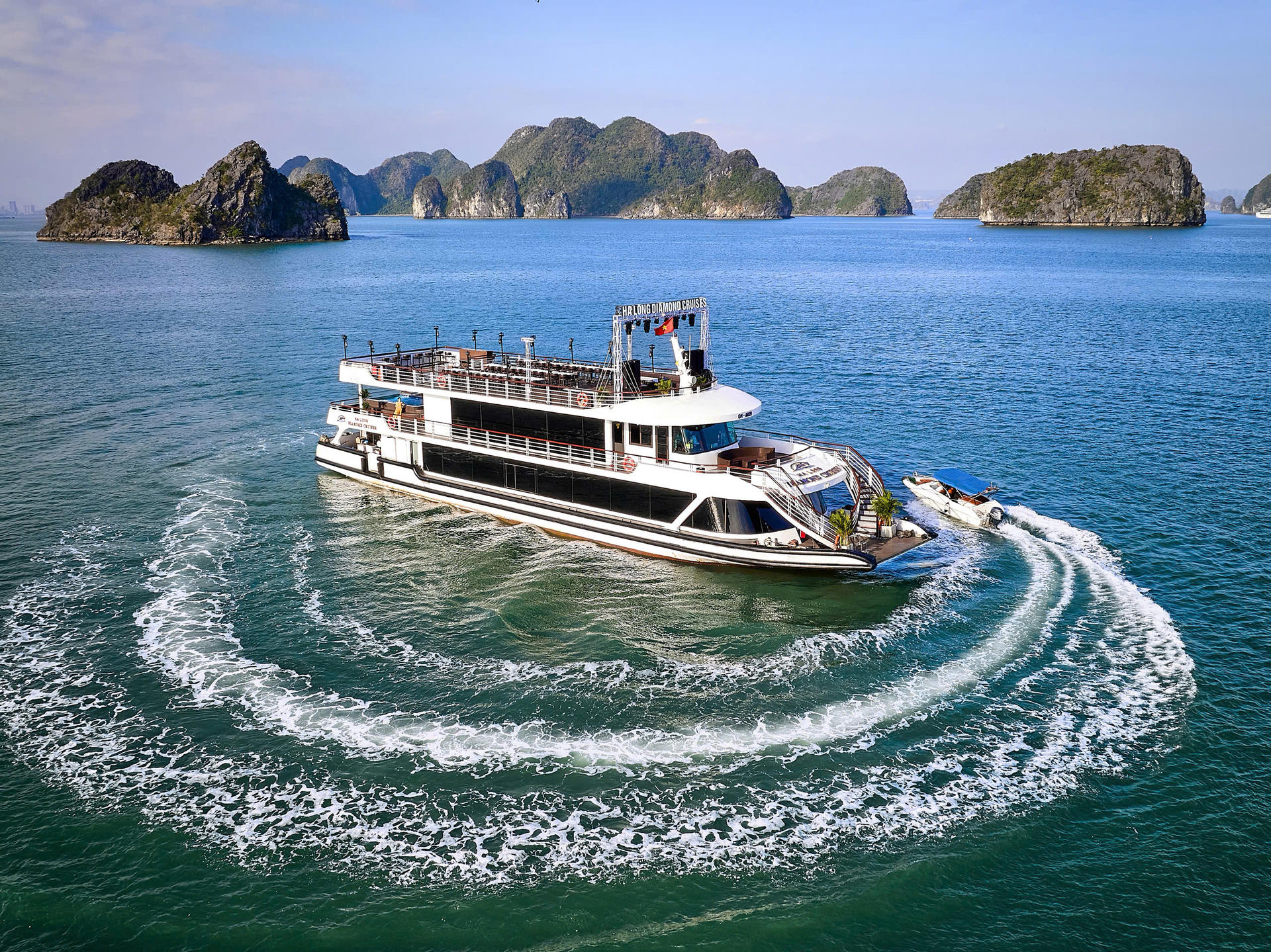 Diamond Luxury Day Cruise: Ha Long Bay,Sung Sot & Ti Top Island - Thumbnail 3