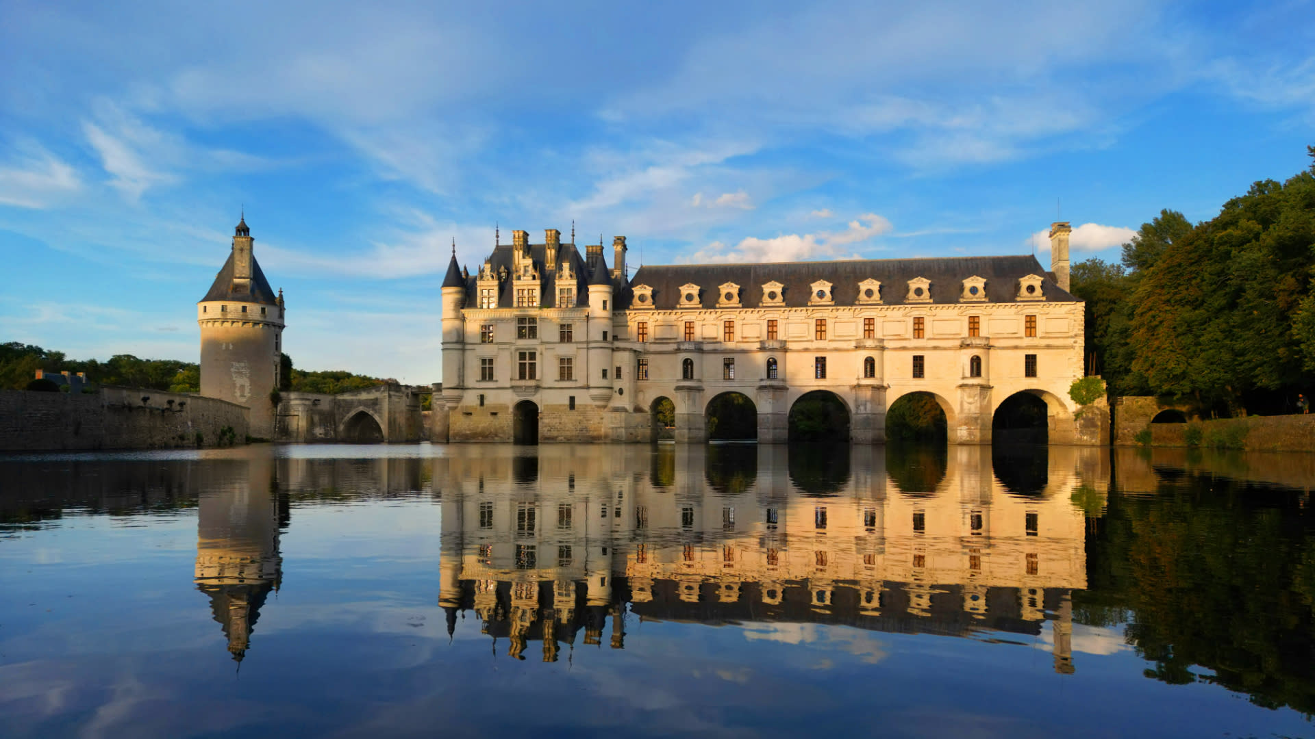 Loire Valley Castles Guided Tour - Image 1