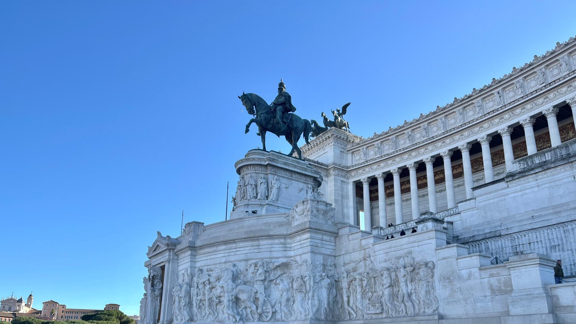 Victor Emmanuel Monument tour with optional elevator access in Rome - Thumbnail 3